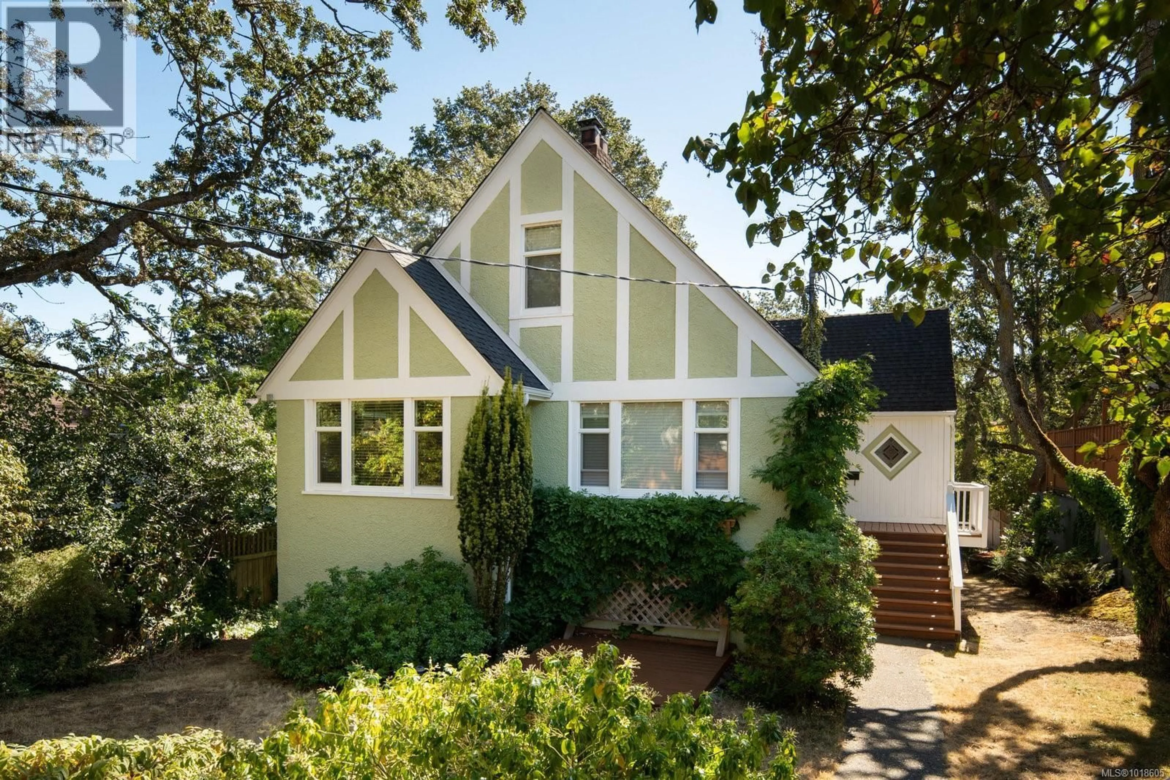 Home with vinyl exterior material, street for 1959 HAMPSHIRE ROAD, Oak Bay British Columbia V8R5T9