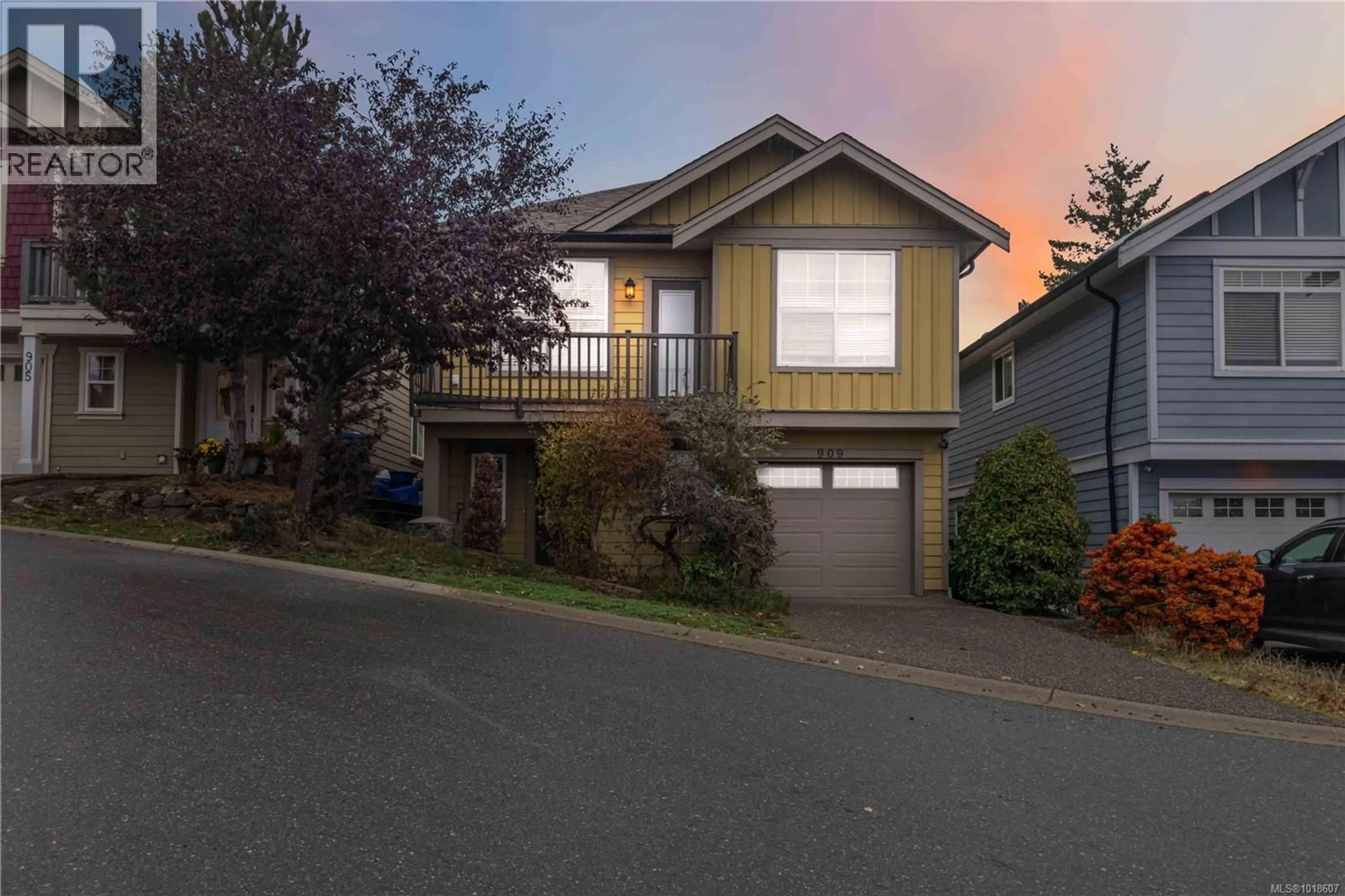 Home with vinyl exterior material, street for 909 CAVALCADE TERRACE, Langford British Columbia V8B6W6