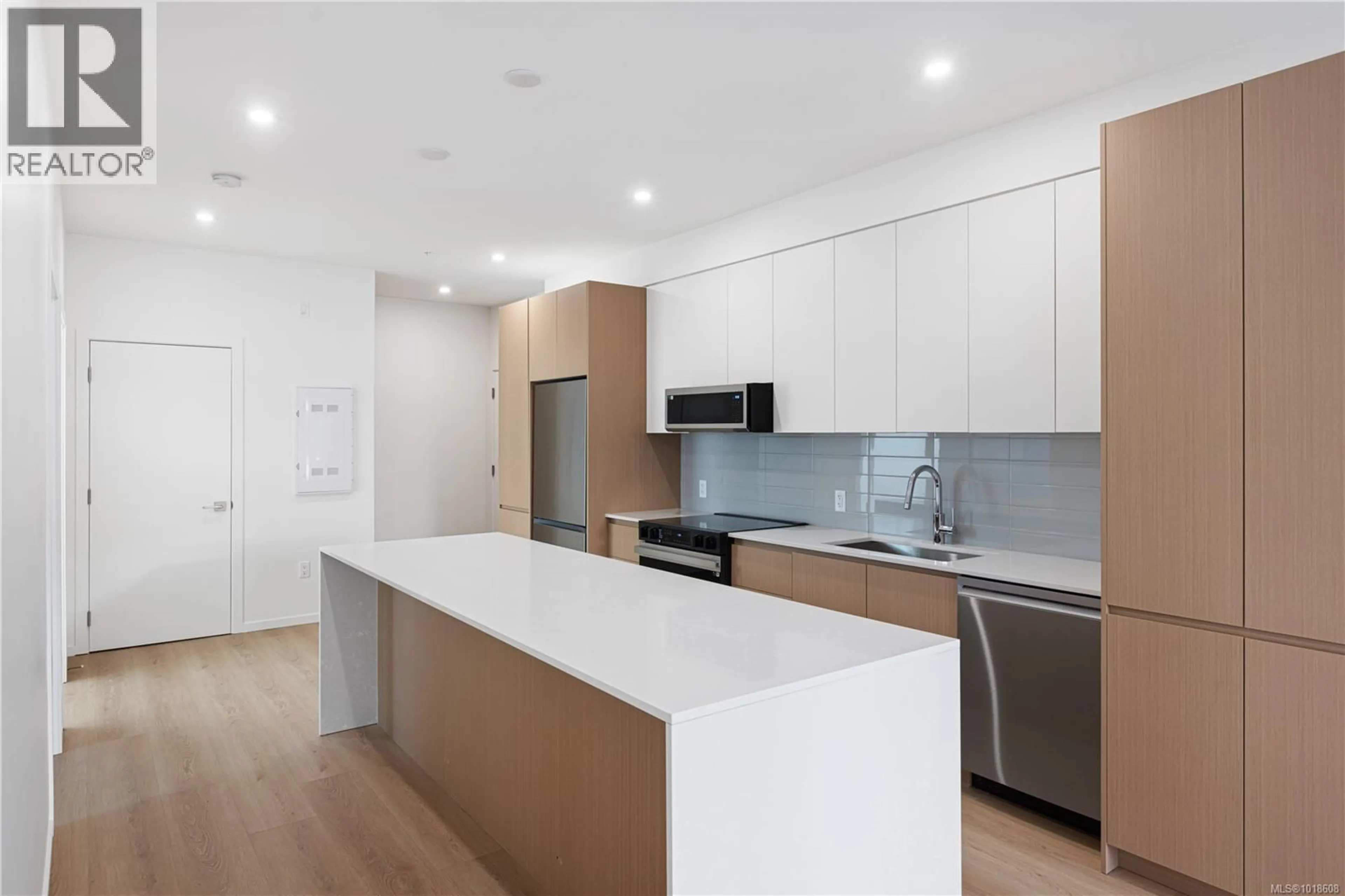 Open concept kitchen, wood/laminate floor for 109 - 2374 OAKVILLE AVENUE, Sidney British Columbia V8L1V5