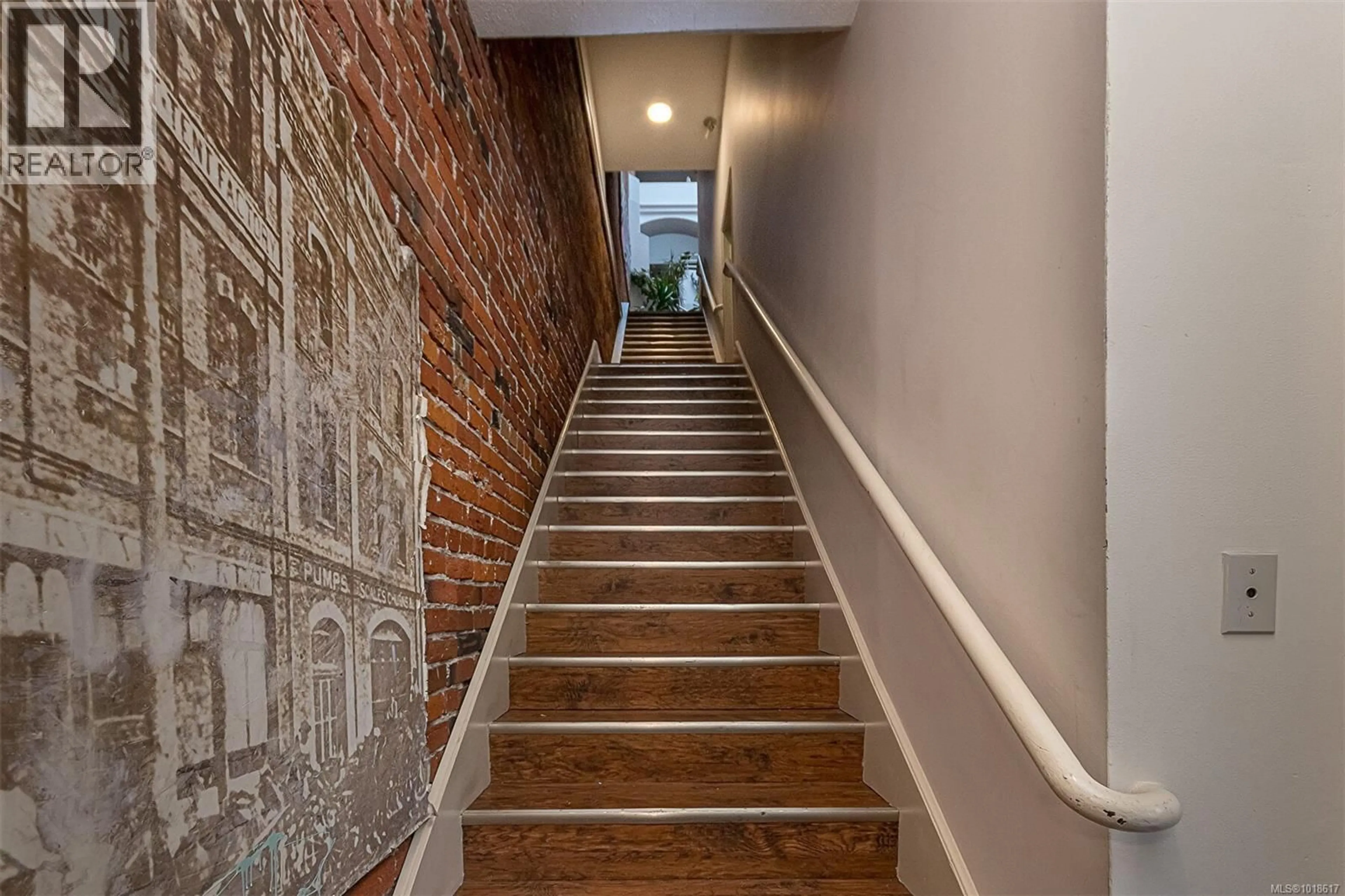 Stairs for 302 - 1407 GOVERNMENT STREET, Victoria British Columbia V8W1Z1