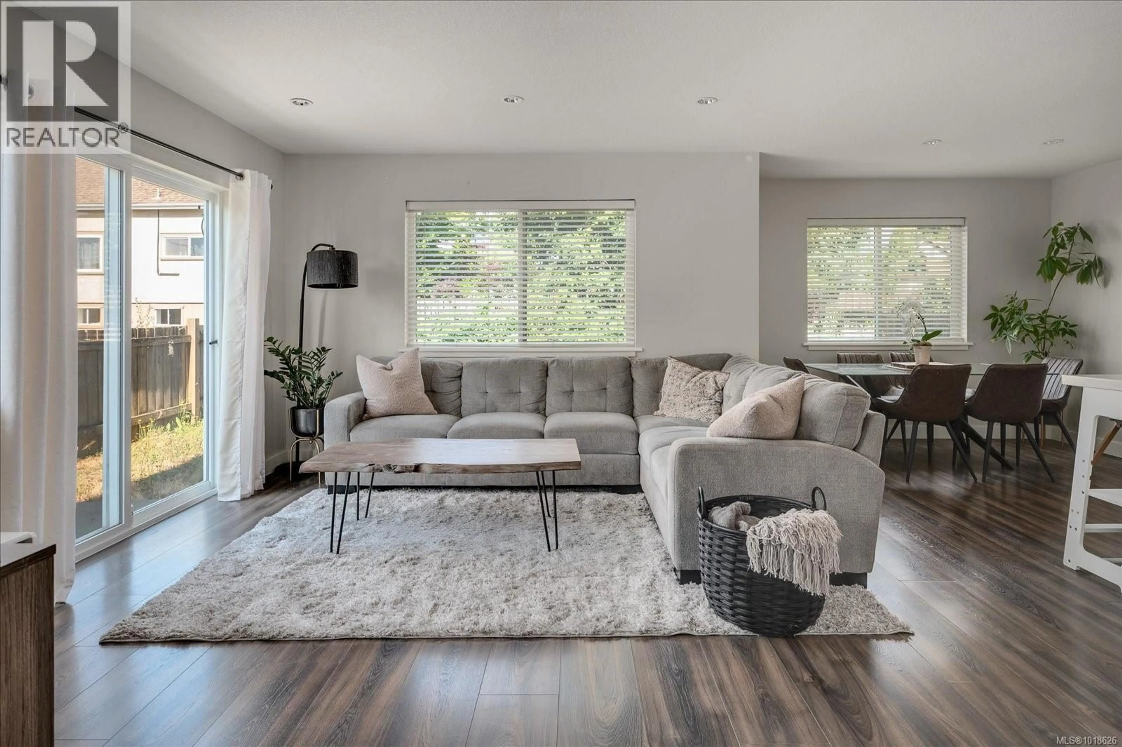 Living room with furniture, wood/laminate floor for 148 VICTORIA ROAD, Nanaimo British Columbia V9R4P5