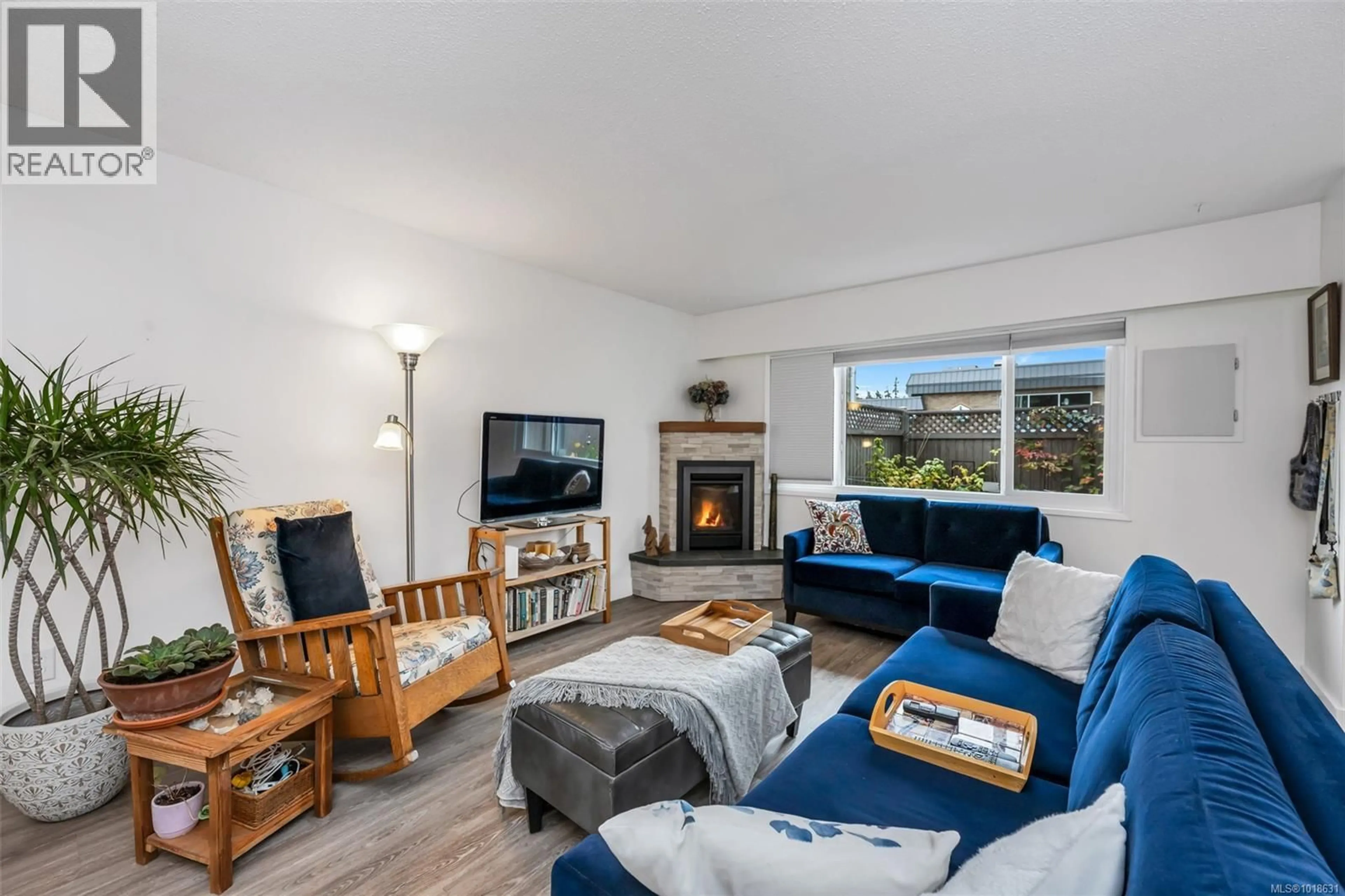 Living room with furniture, unknown for a - 618 KELLY ROAD, Colwood British Columbia V9B2A5