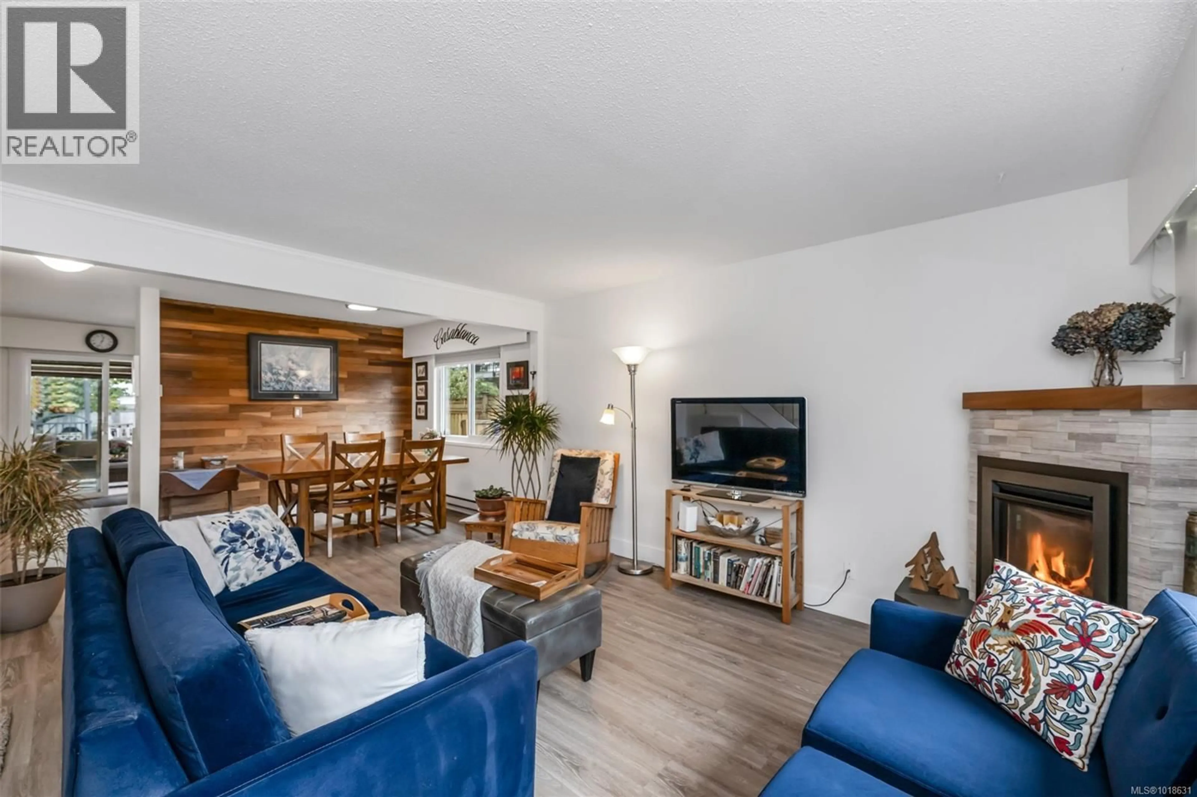 Living room with furniture, wood/laminate floor for a - 618 KELLY ROAD, Colwood British Columbia V9B2A5