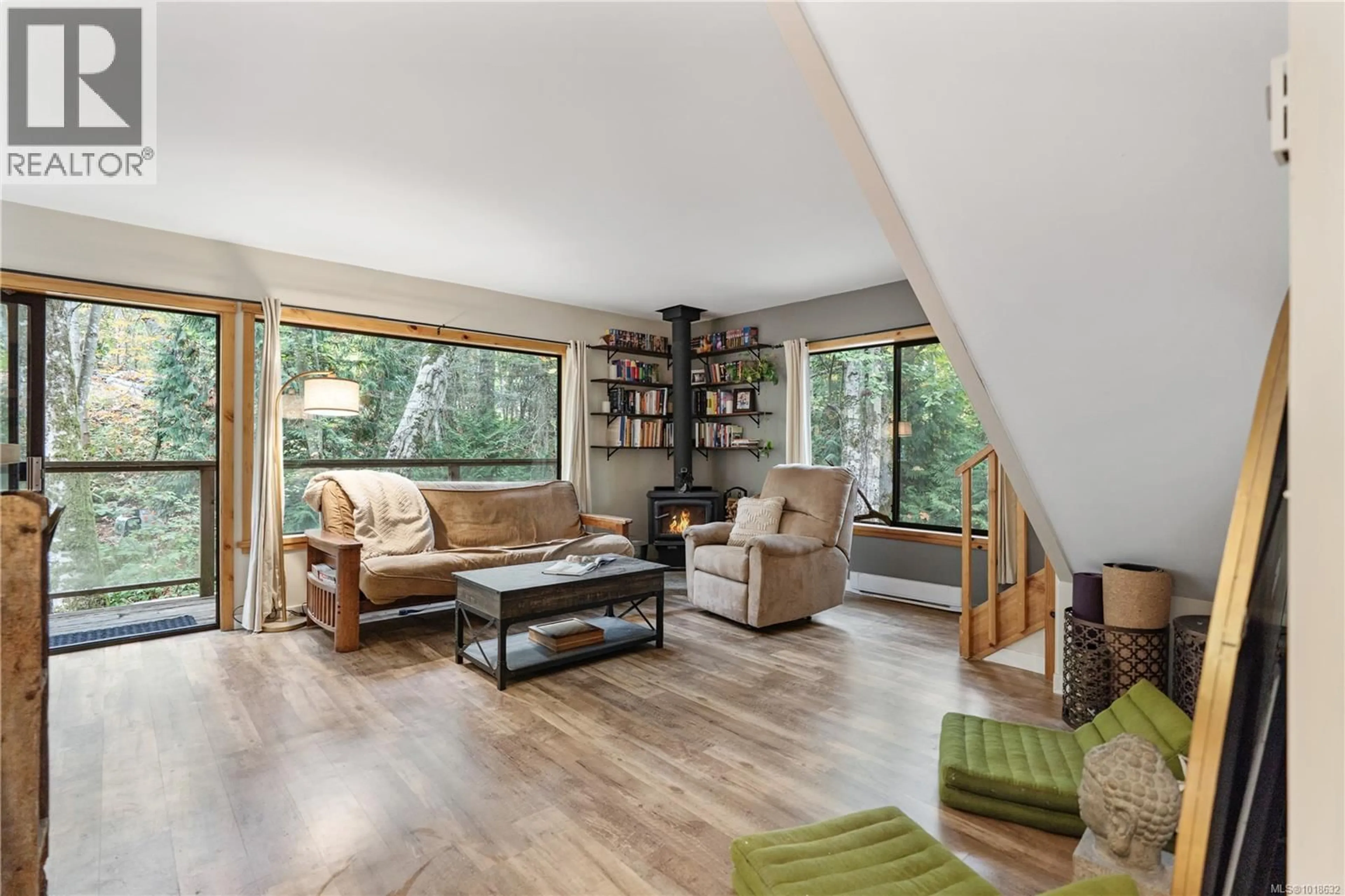 Living room with furniture, wood/laminate floor for 338 WALKERS HOOK ROAD, Salt Spring British Columbia V8K1N7