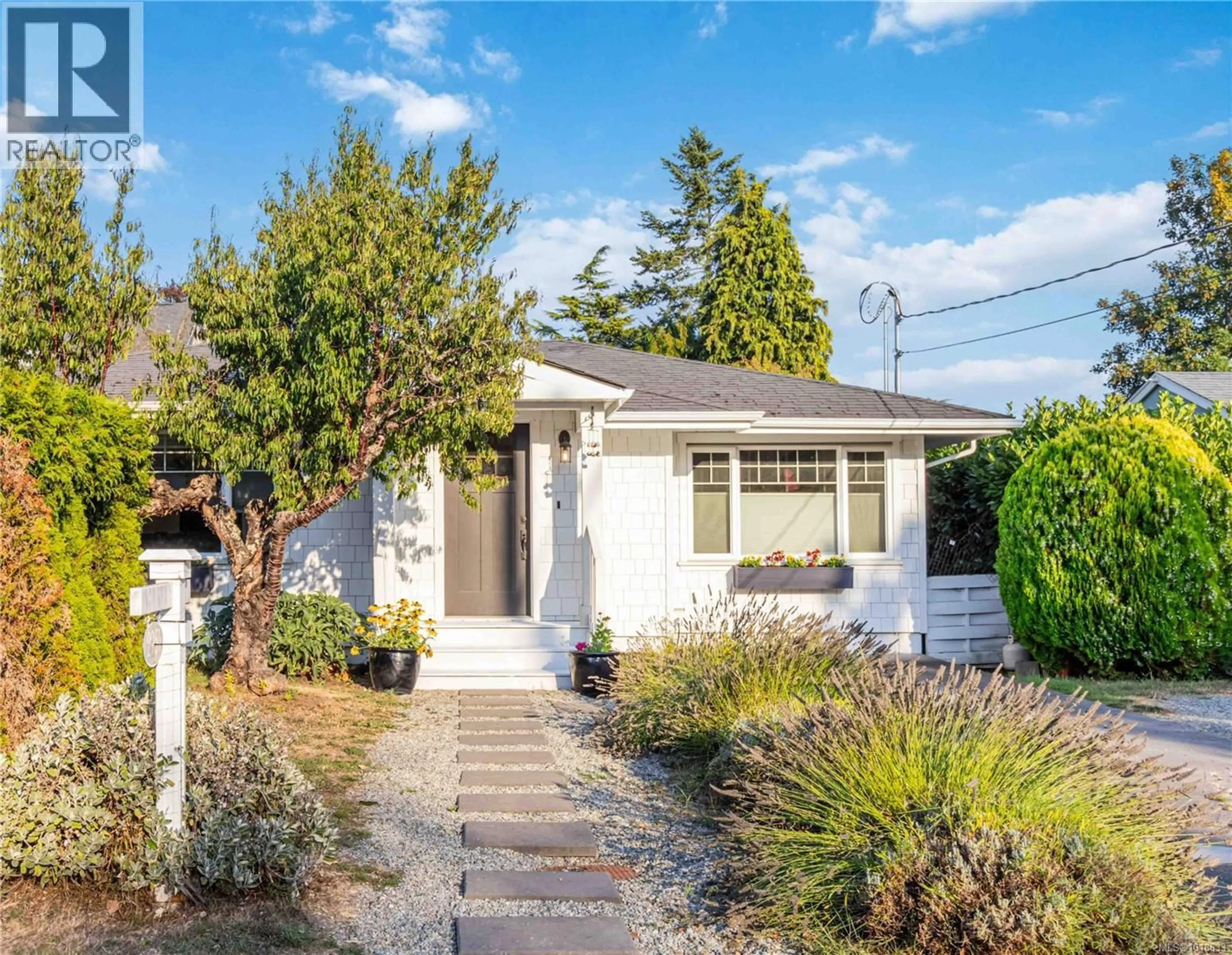 Home with vinyl exterior material, street for 2951 DEAN AVENUE, Saanich British Columbia V8R4Y6