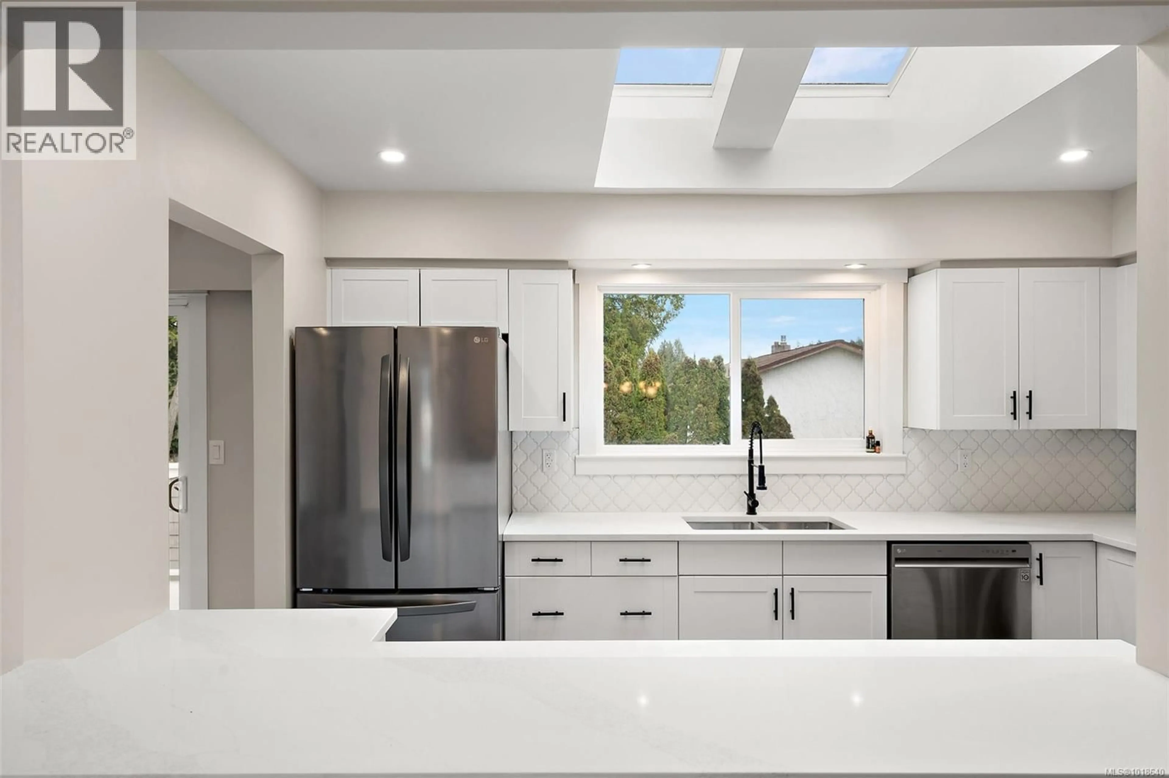 Contemporary kitchen, ceramic/tile floor for 538 CEDARCREST DRIVE, Colwood British Columbia V9C1M3