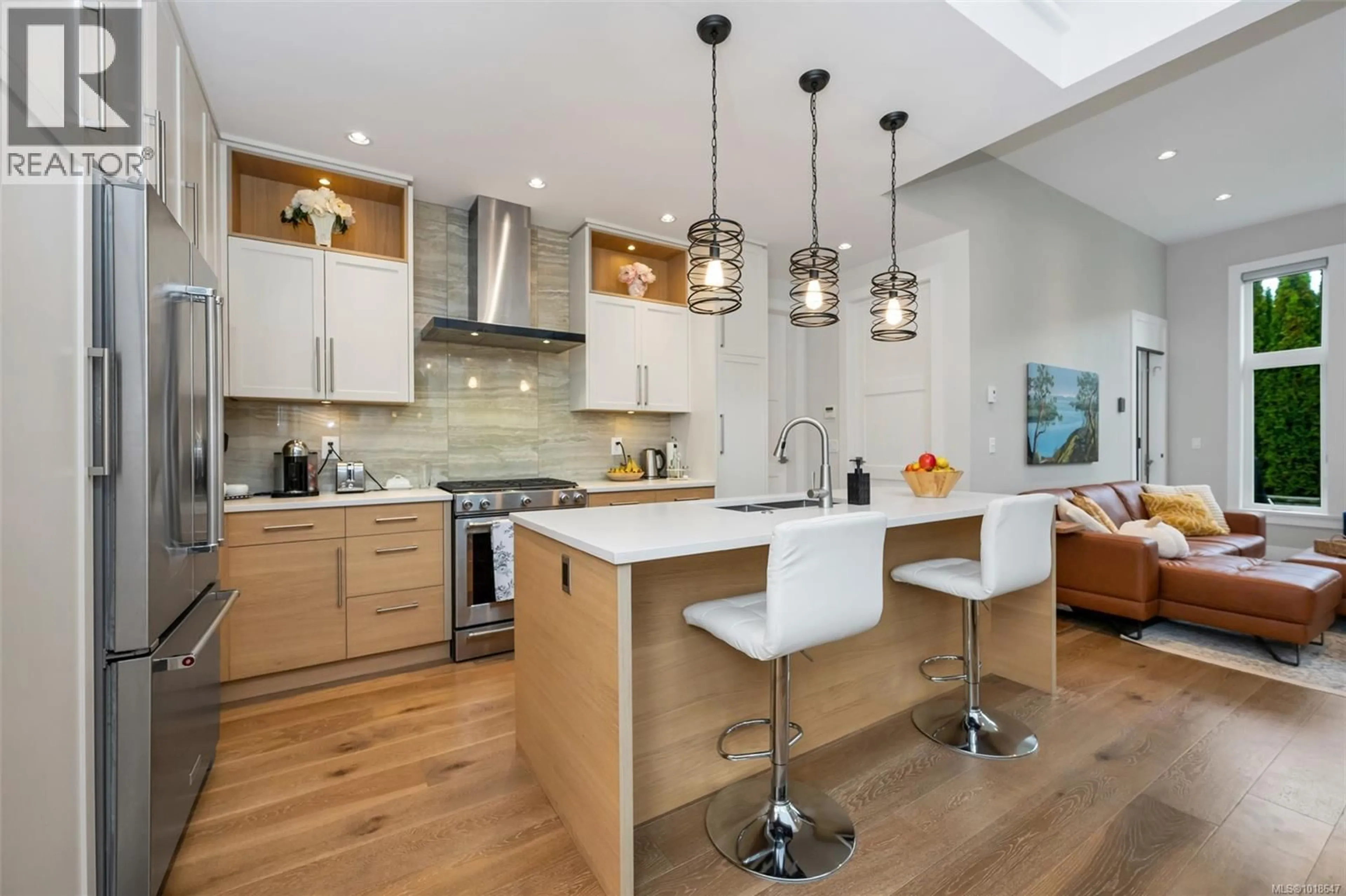 Contemporary kitchen, wood/laminate floor for 8043 HUCKLEBERRY COURT, Central Saanich British Columbia V8M1K1