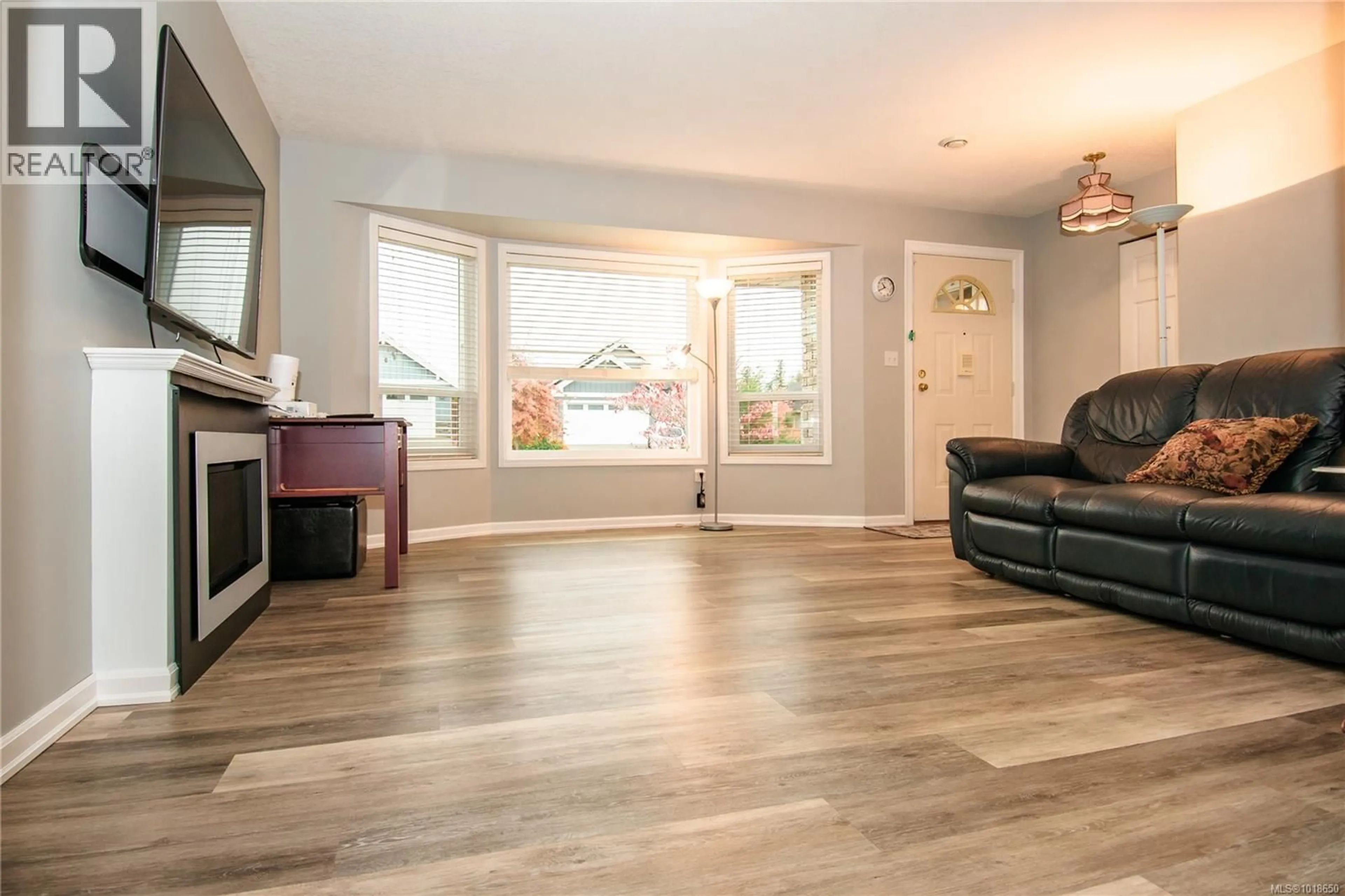 Living room with furniture, wood/laminate floor for 290 RENZ ROAD, Parksville British Columbia V9P1E3