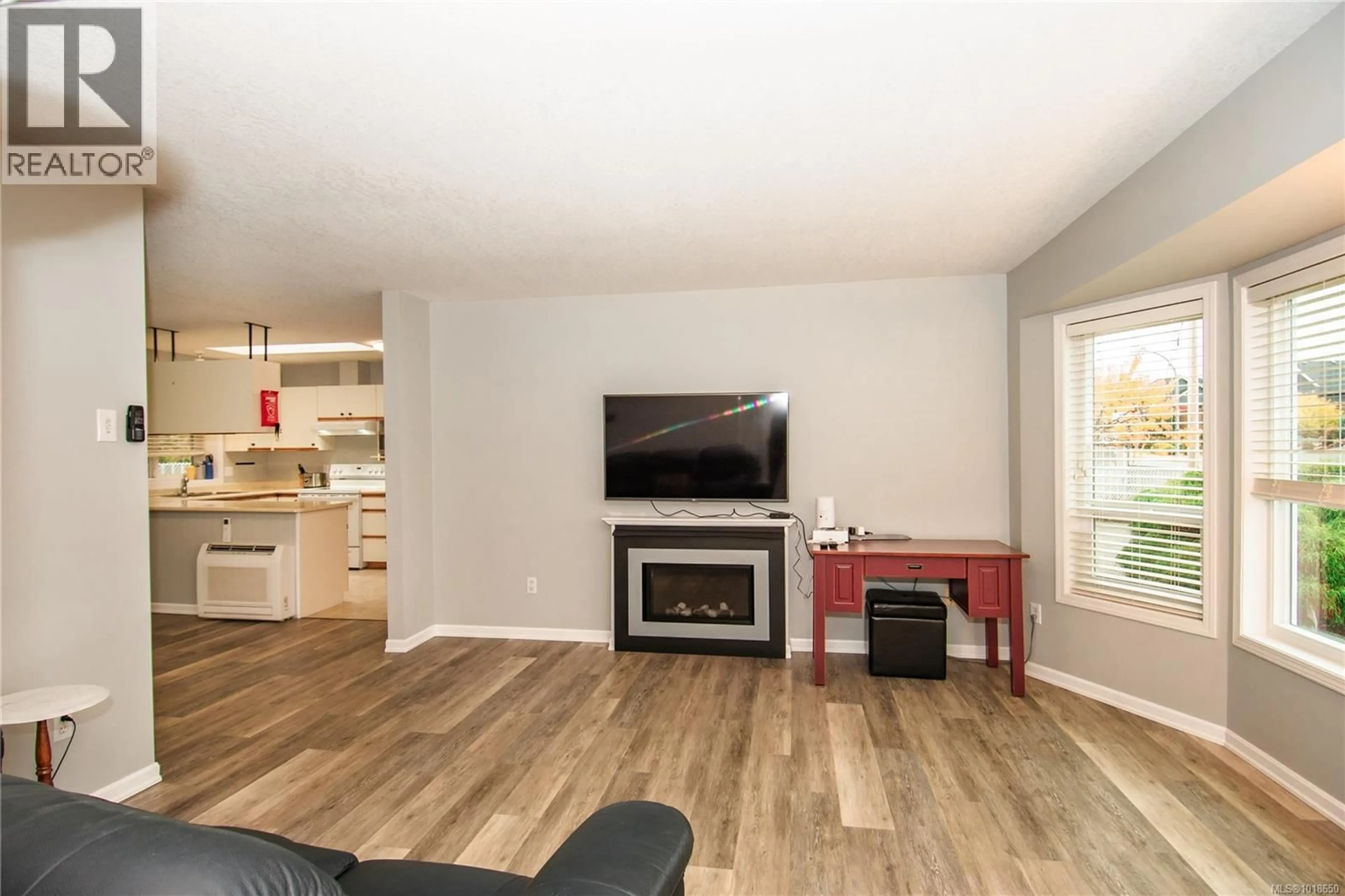 Living room with furniture, wood/laminate floor for 290 RENZ ROAD, Parksville British Columbia V9P1E3