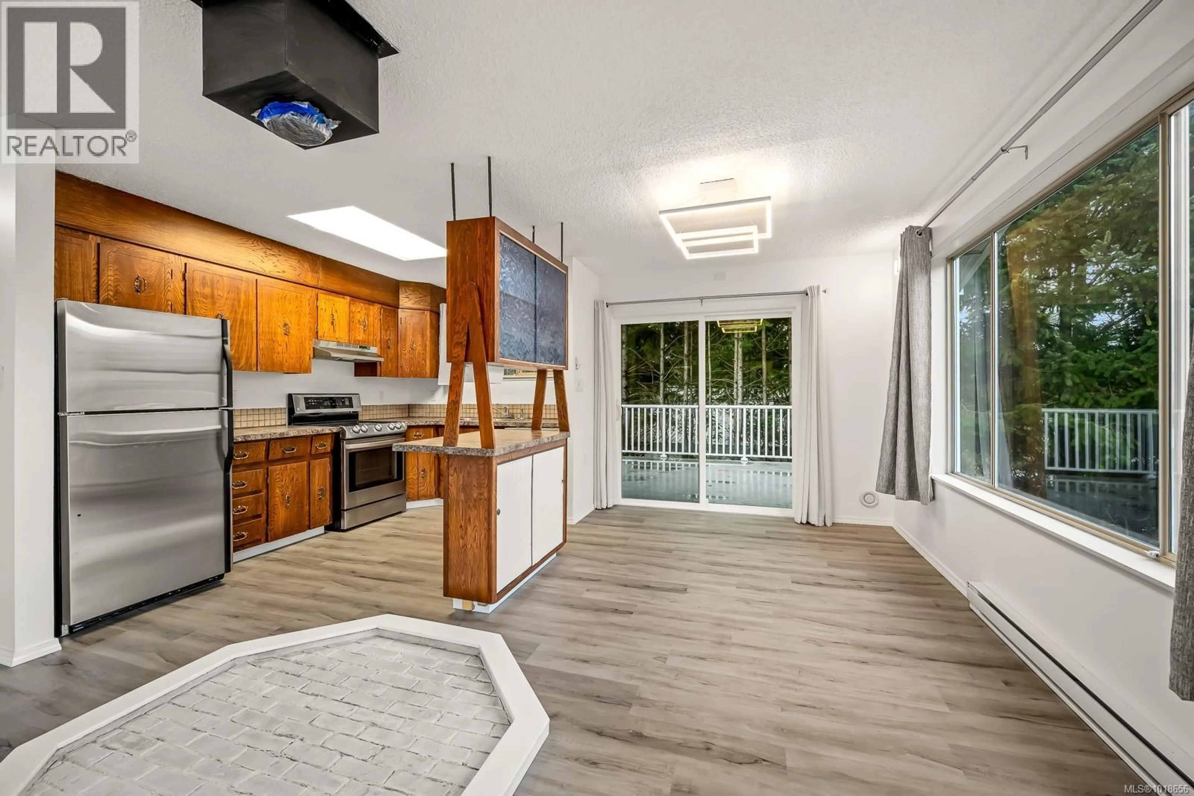 Open concept kitchen, ceramic/tile floor for 390 PETERSEN ROAD, Campbell River British Columbia V9W3H5