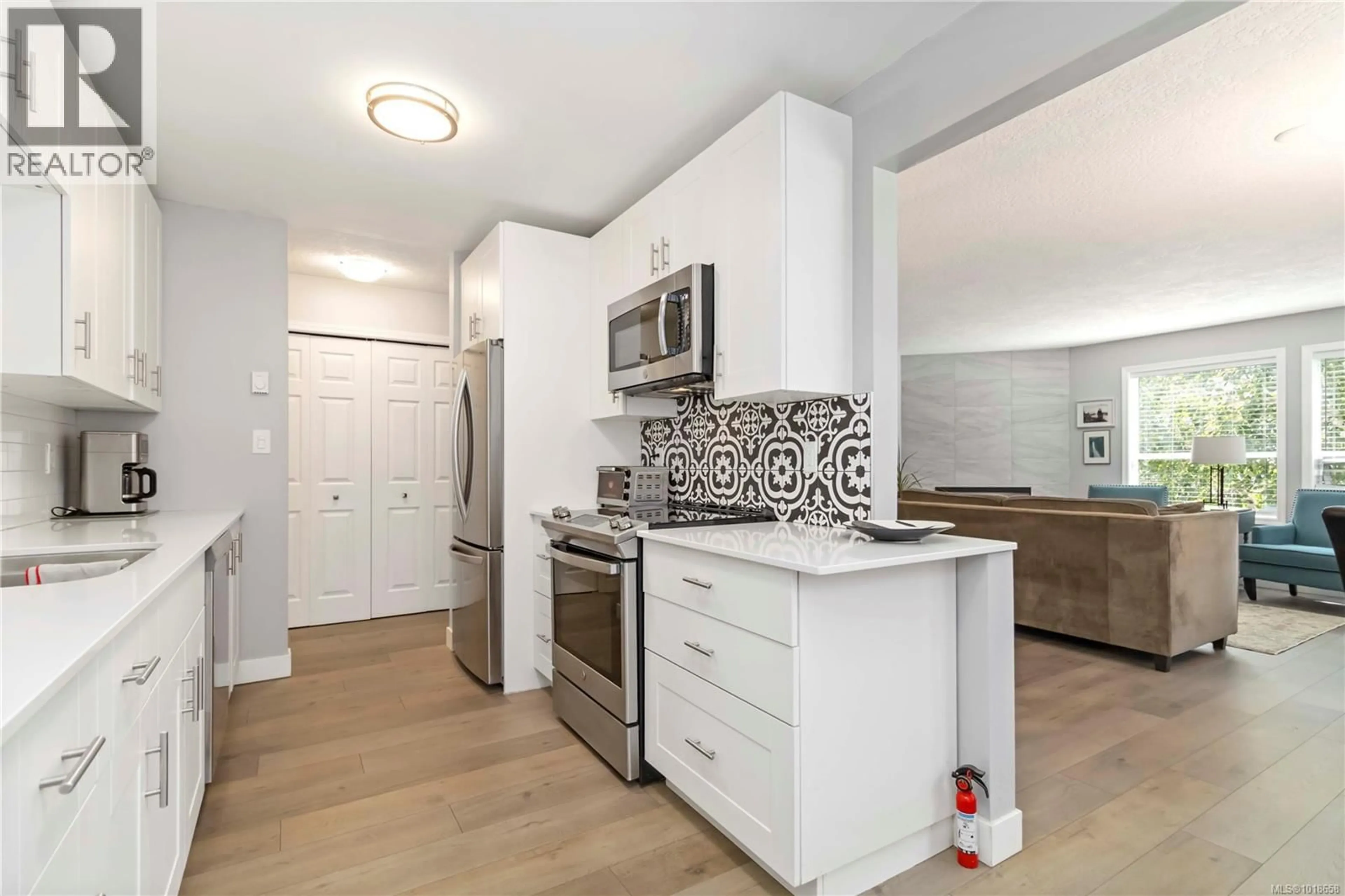 Standard kitchen, unknown for 203 - 9945 FIFTH STREET, Sidney British Columbia V8L2X6