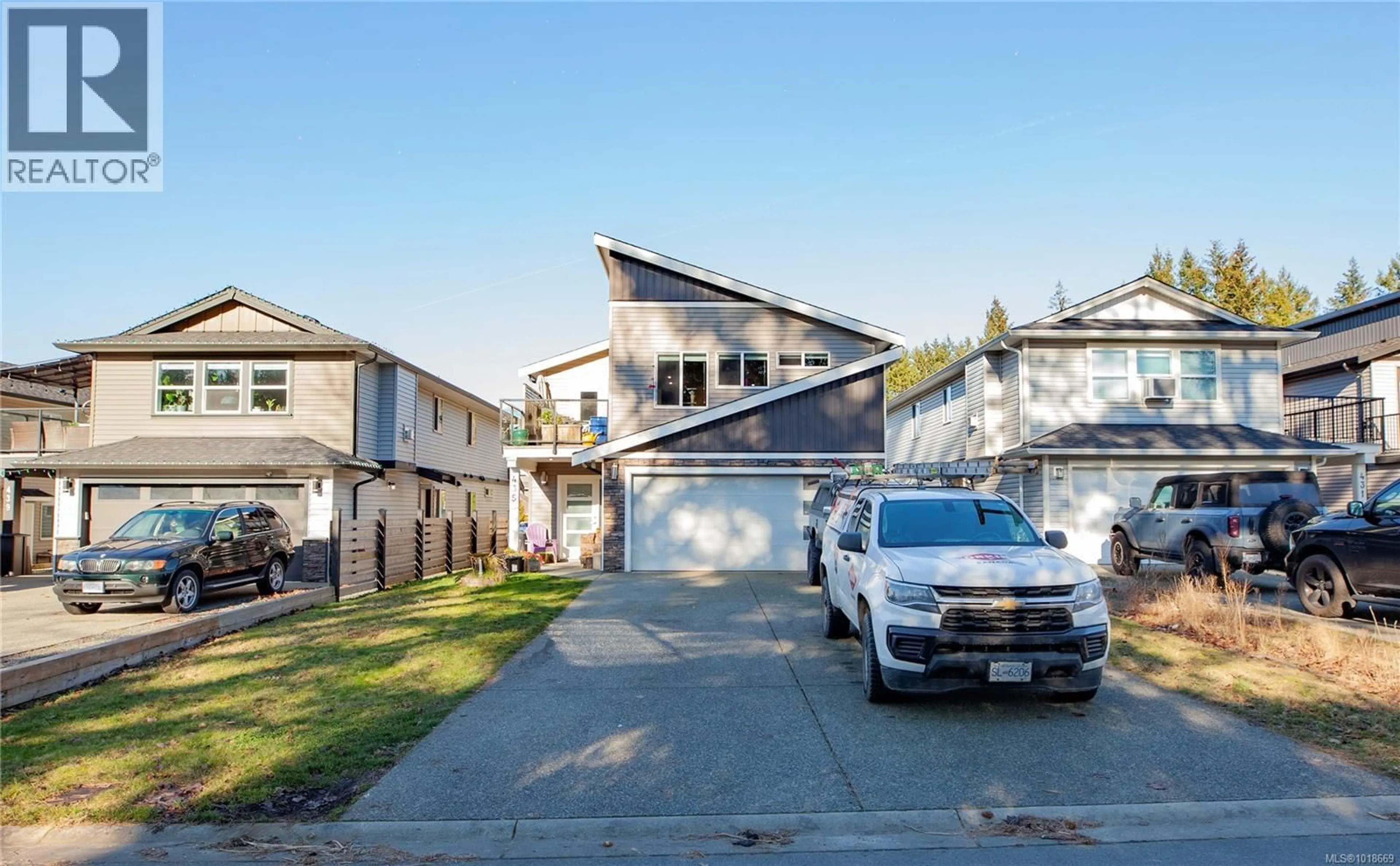 Home with vinyl exterior material, street for 435 SILVER MOUNTAIN DRIVE, Nanaimo British Columbia V9R0J5