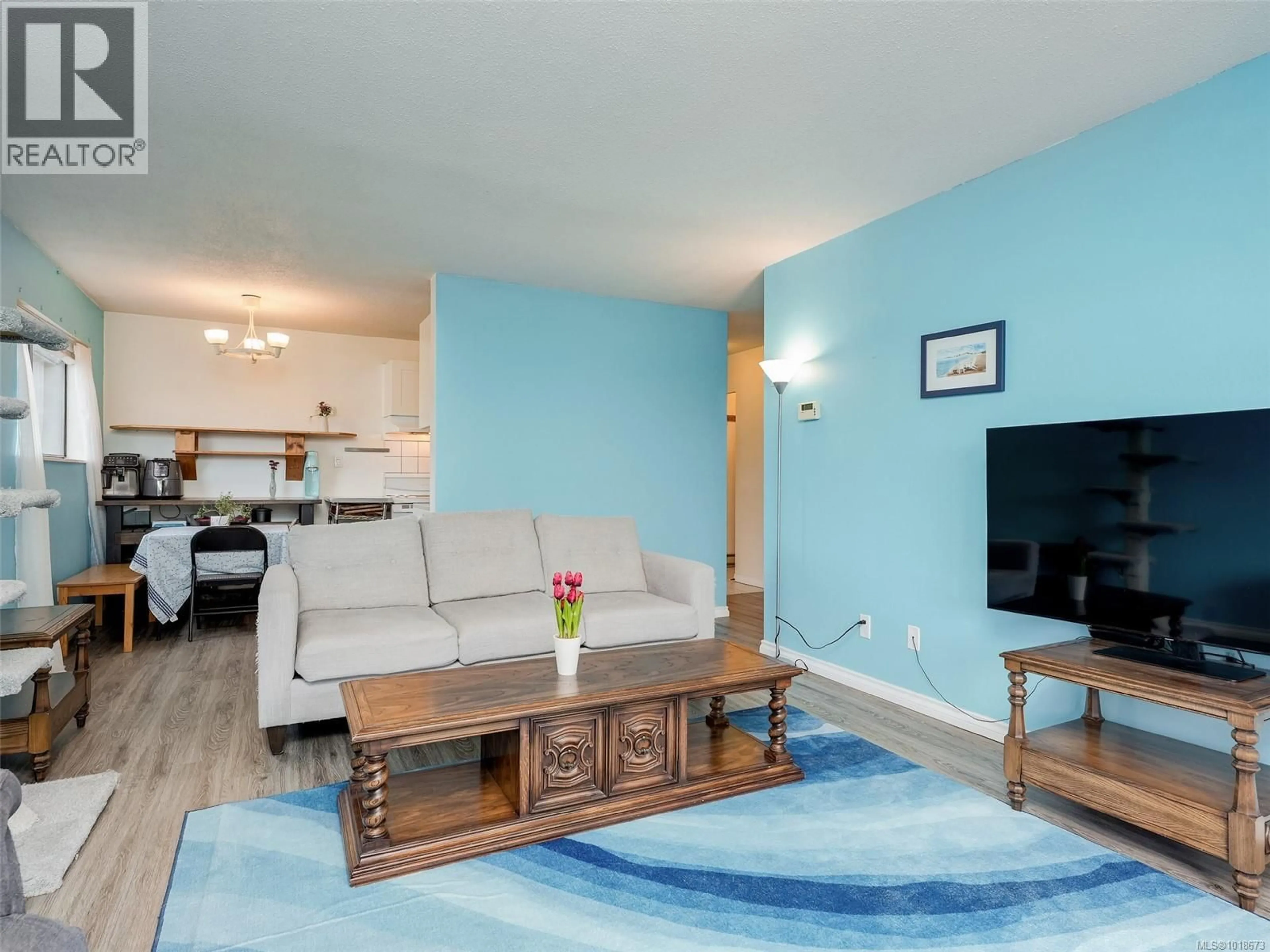 Living room with furniture, wood/laminate floor for 413 - 3277 GLASGOW AVENUE, Saanich British Columbia V8X1M3