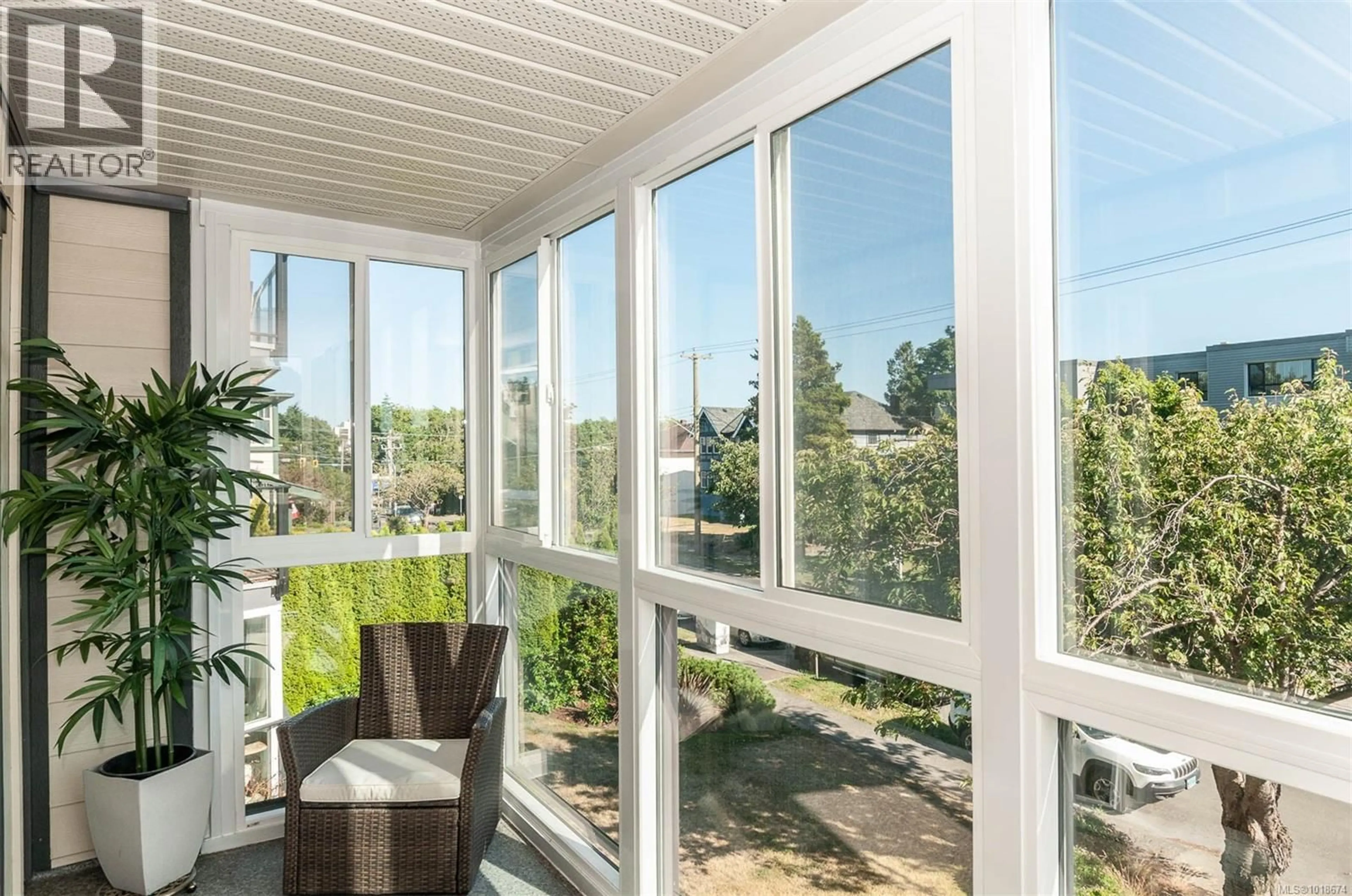 Patio, water/lake/river/ocean view for 302 - 1024 FAIRFIELD ROAD, Victoria British Columbia V8V3A5