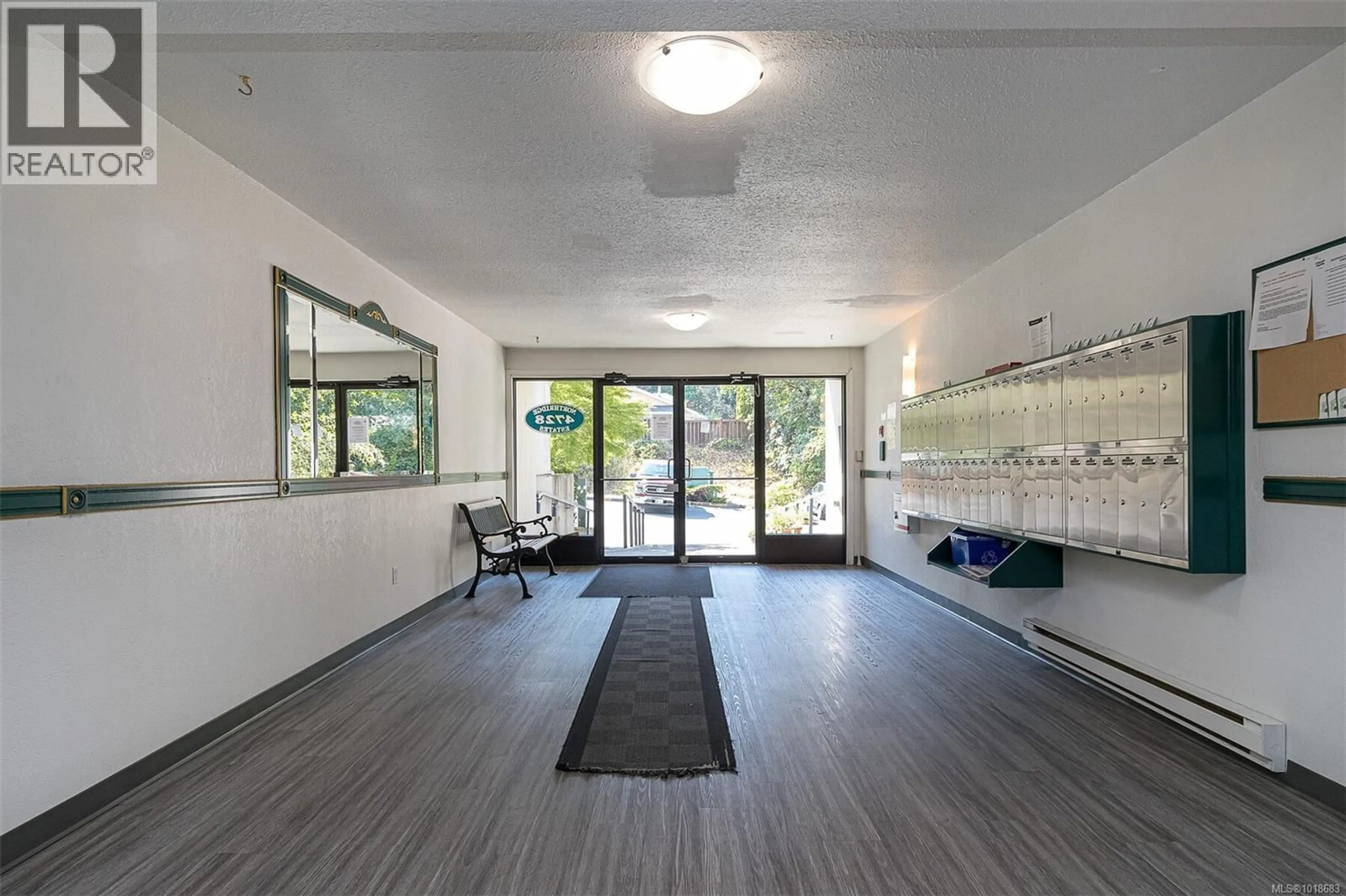 Indoor foyer for 304 - 4728 UPLANDS DRIVE, Nanaimo British Columbia V9T4S9