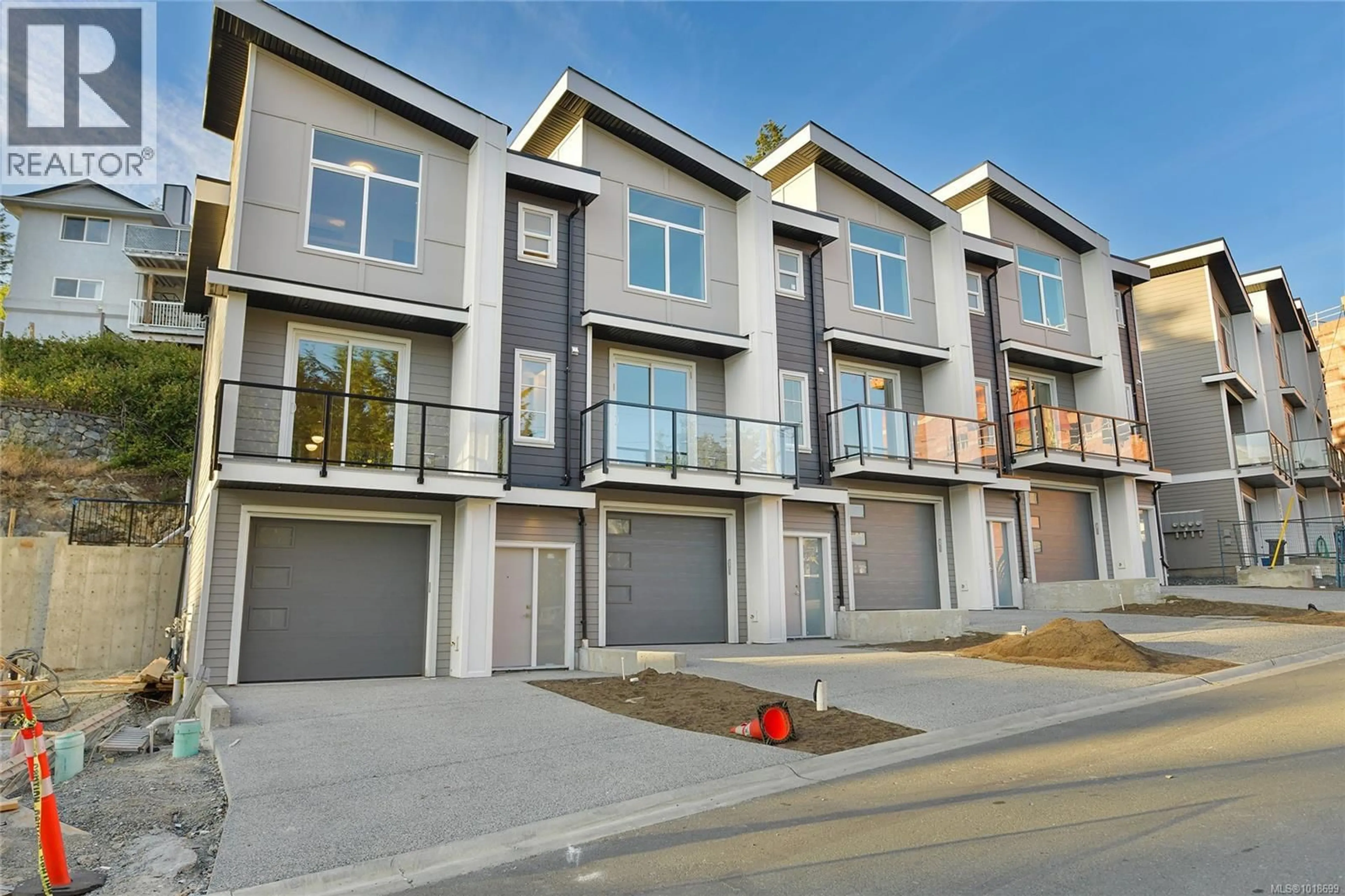 Home with vinyl exterior material, street for 992 CITATION ROAD, Langford British Columbia V9B5T1