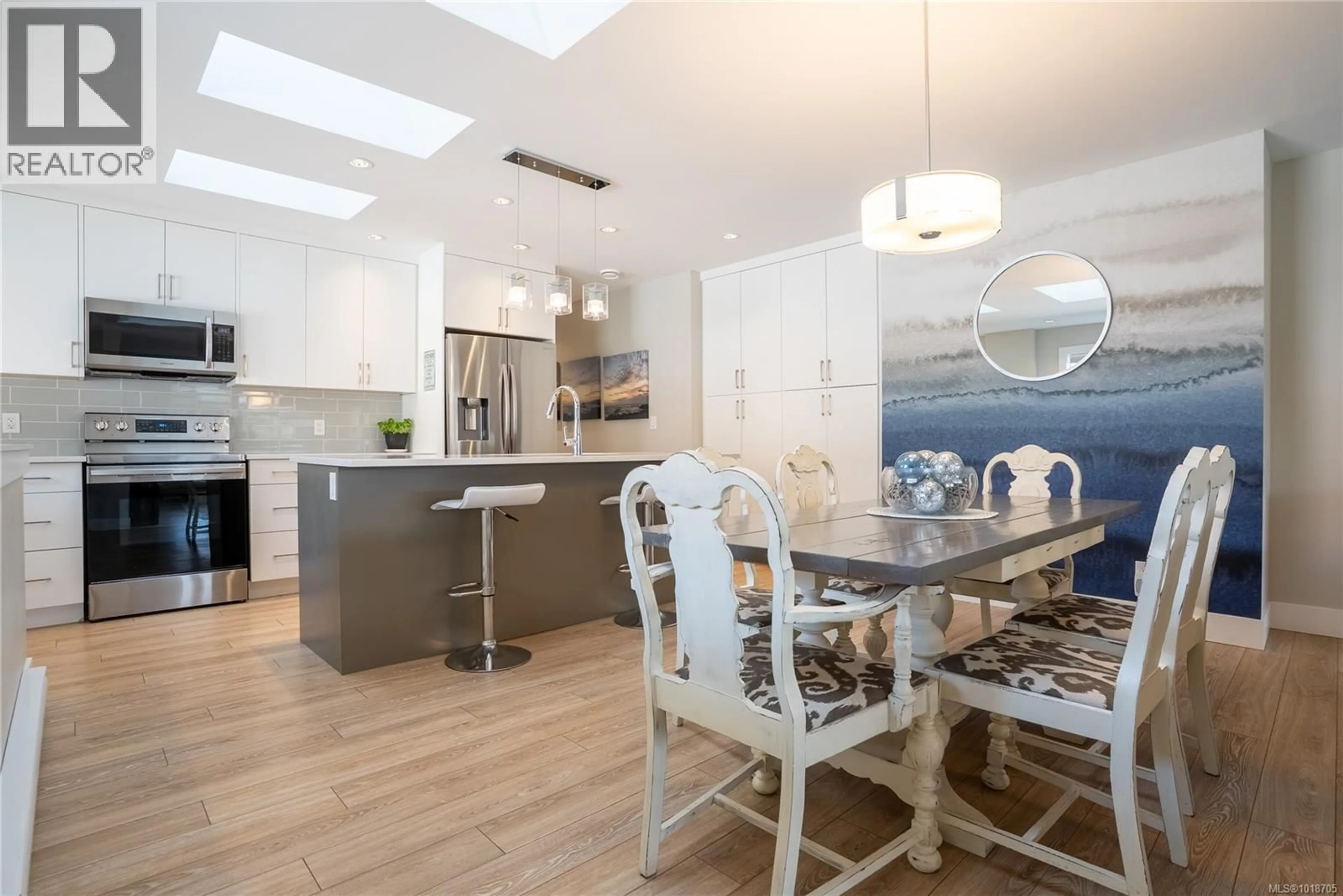 Open concept kitchen, unknown for 812 MANN AVENUE, Saanich British Columbia V8Z3C4