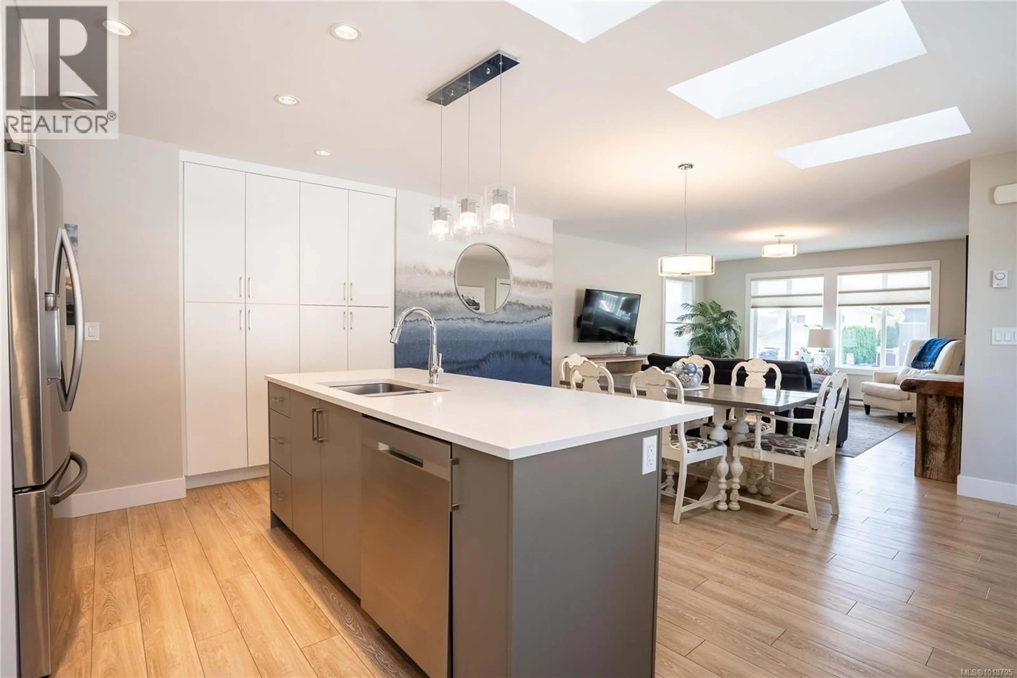 Open concept kitchen, unknown for 812 MANN AVENUE, Saanich British Columbia V8Z3C4