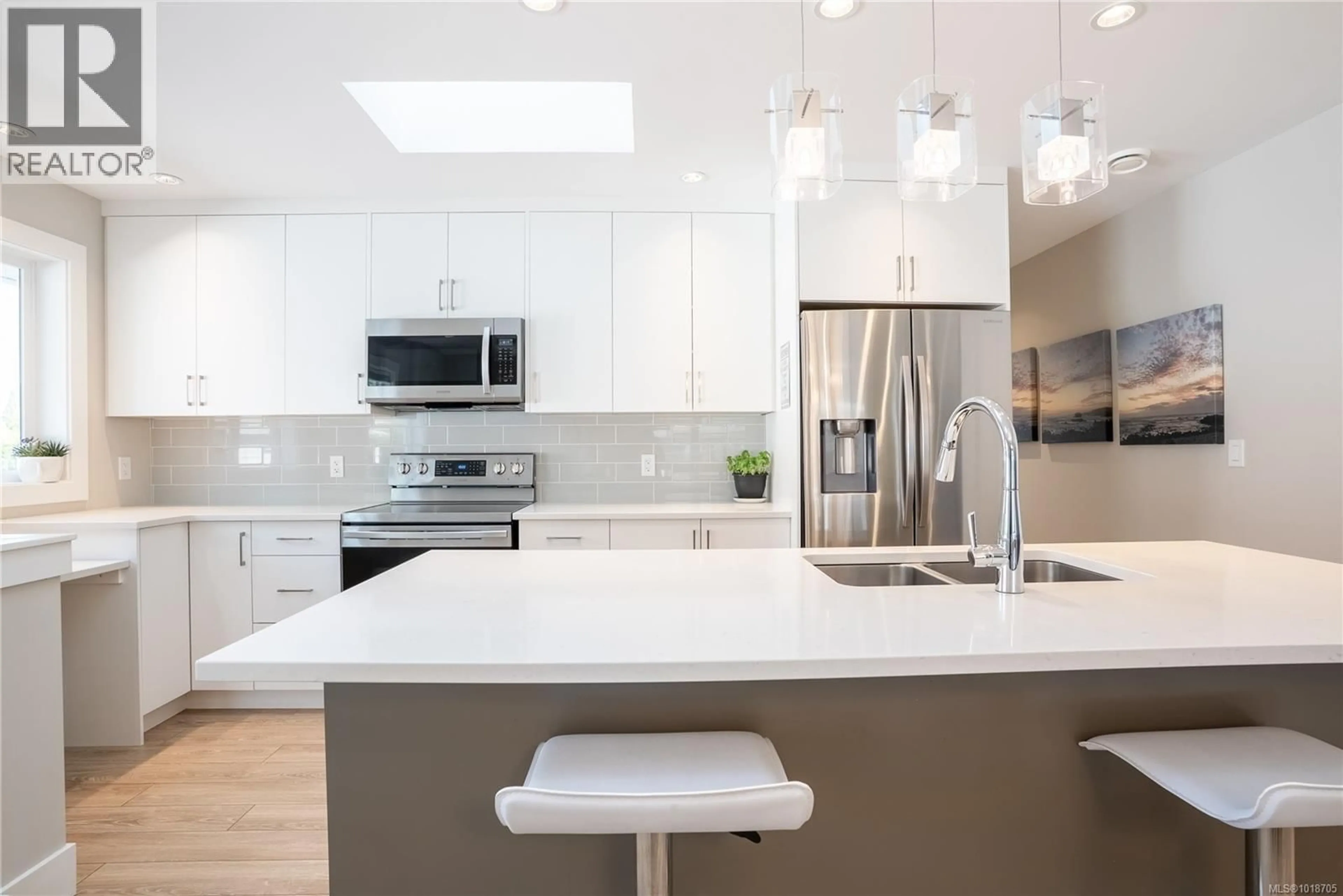 Contemporary kitchen, unknown for 812 MANN AVENUE, Saanich British Columbia V8Z3C4