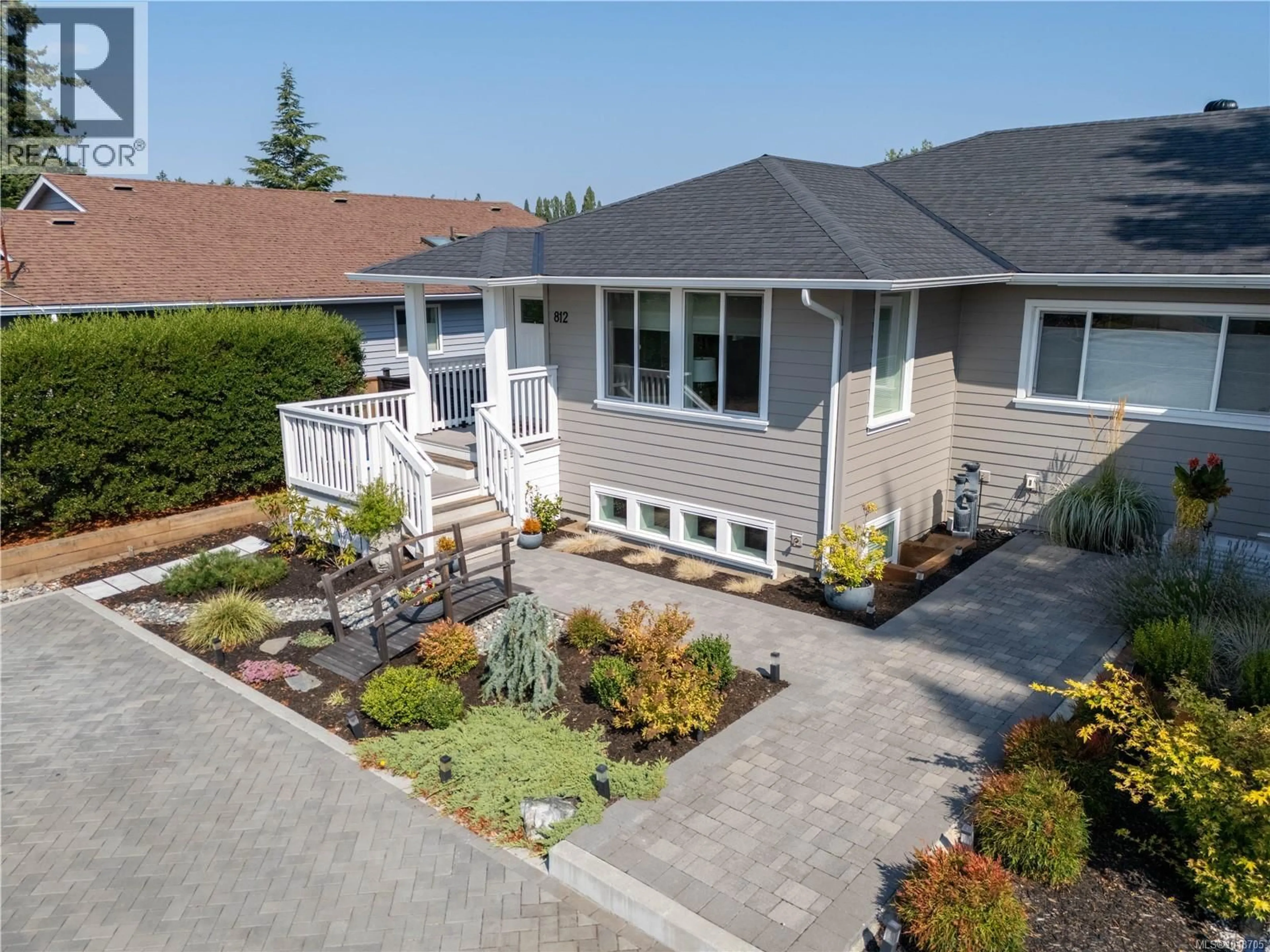 A pic from outside/outdoor area/front of a property/back of a property/a pic from drone, street for 812 MANN AVENUE, Saanich British Columbia V8Z3C4