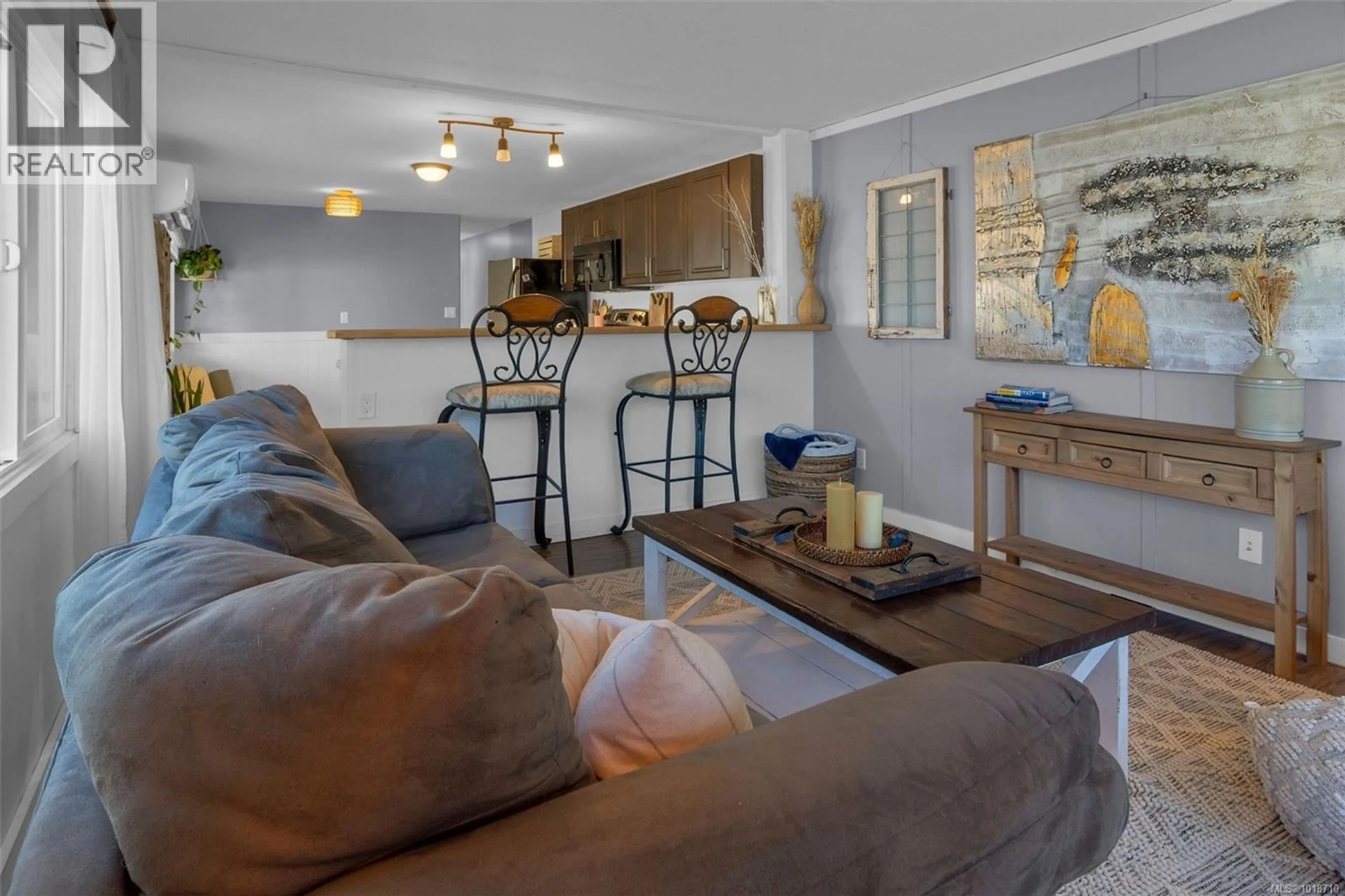 Living room with furniture, wood/laminate floor for 143 - 1753 CECIL STREET, Crofton British Columbia V0R1R0