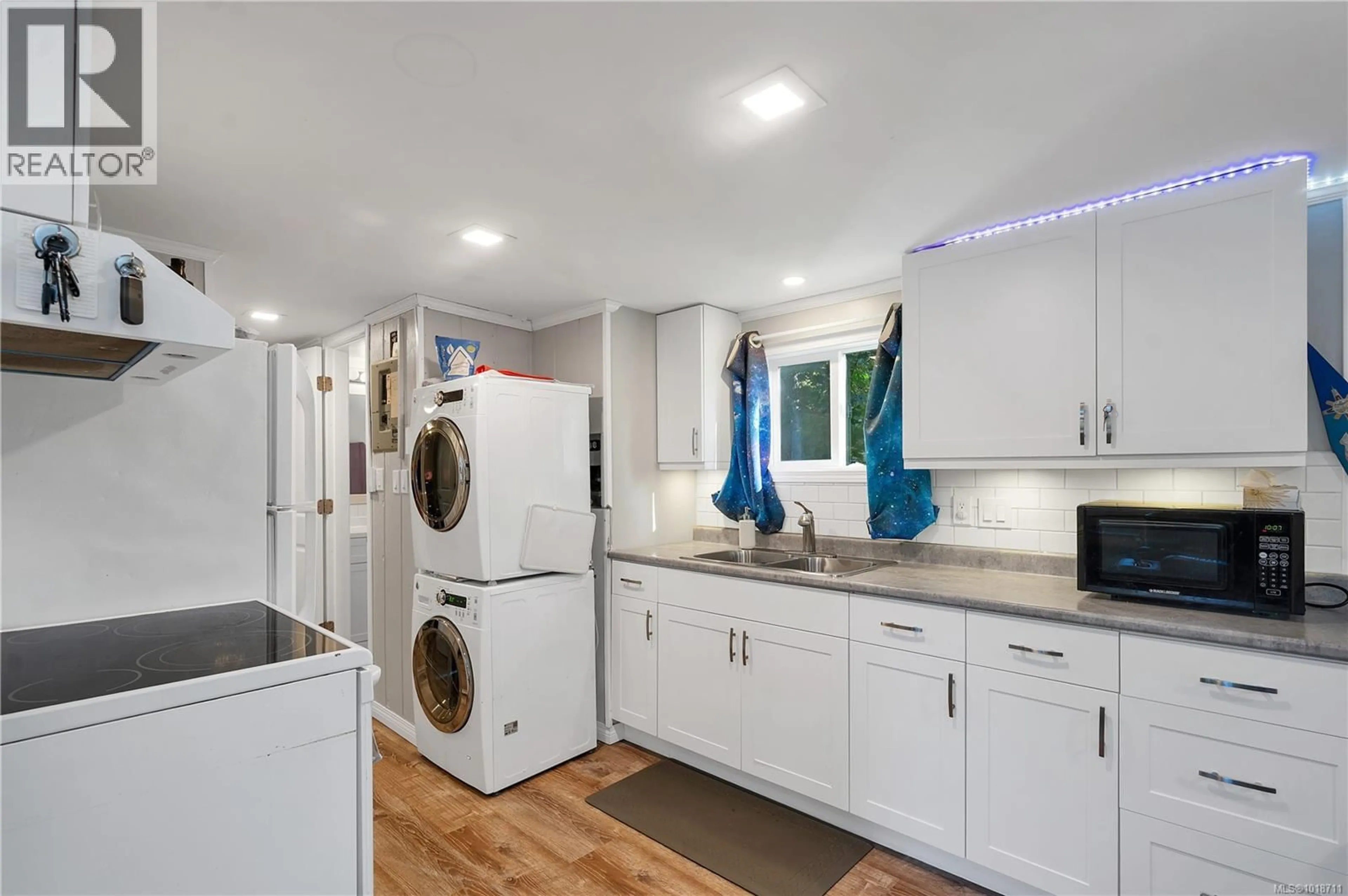 Kitchen with laundary machines, unknown for 4758 WIMBLEDON ROAD, Campbell River British Columbia V9H1C3