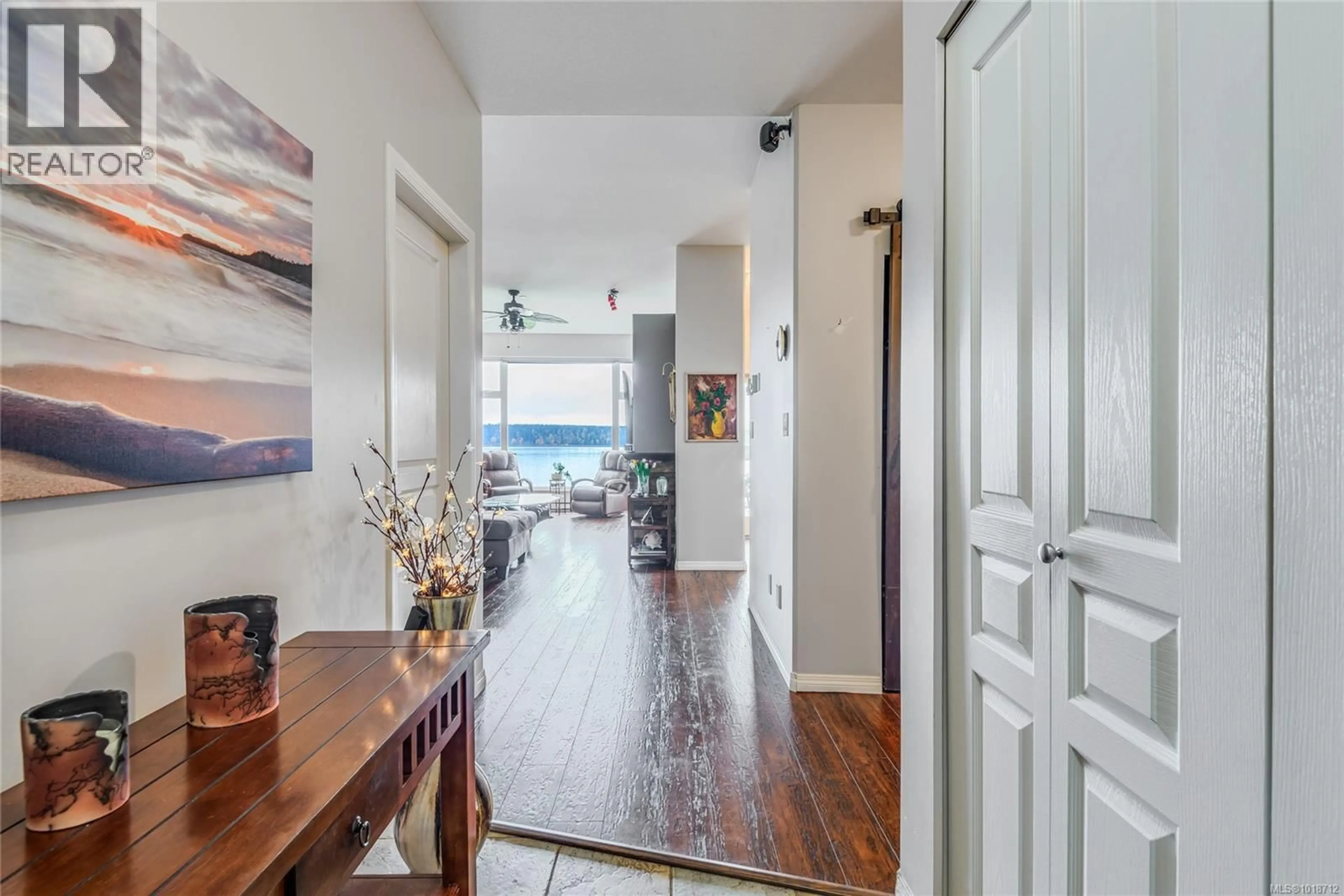 Indoor entryway for 412 - 350 SOUTH ISLAND HIGHWAY, Campbell River British Columbia V9W1A5