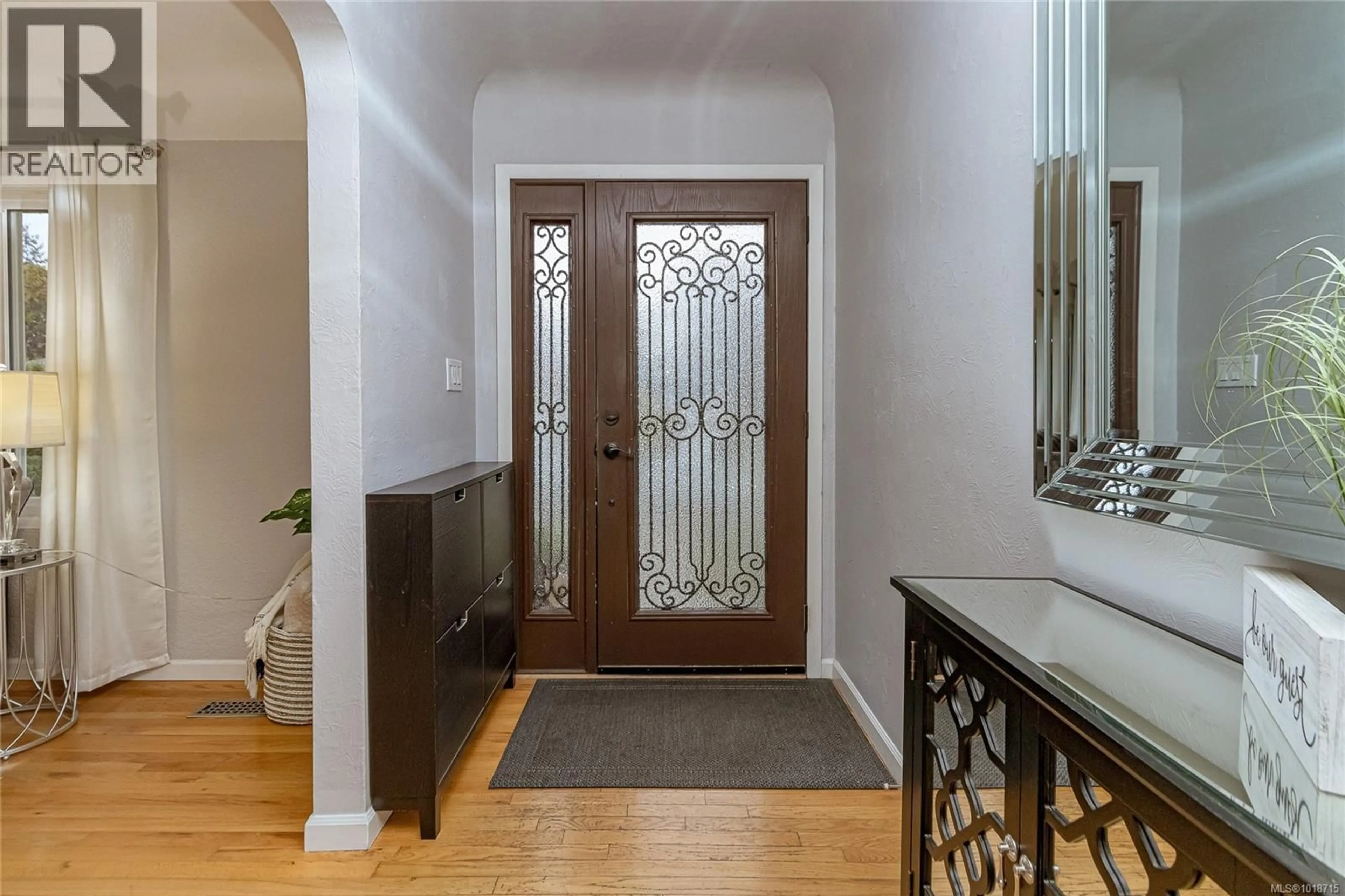 Indoor entryway for 1743 TOWNLEY STREET, Saanich British Columbia V8R3A6