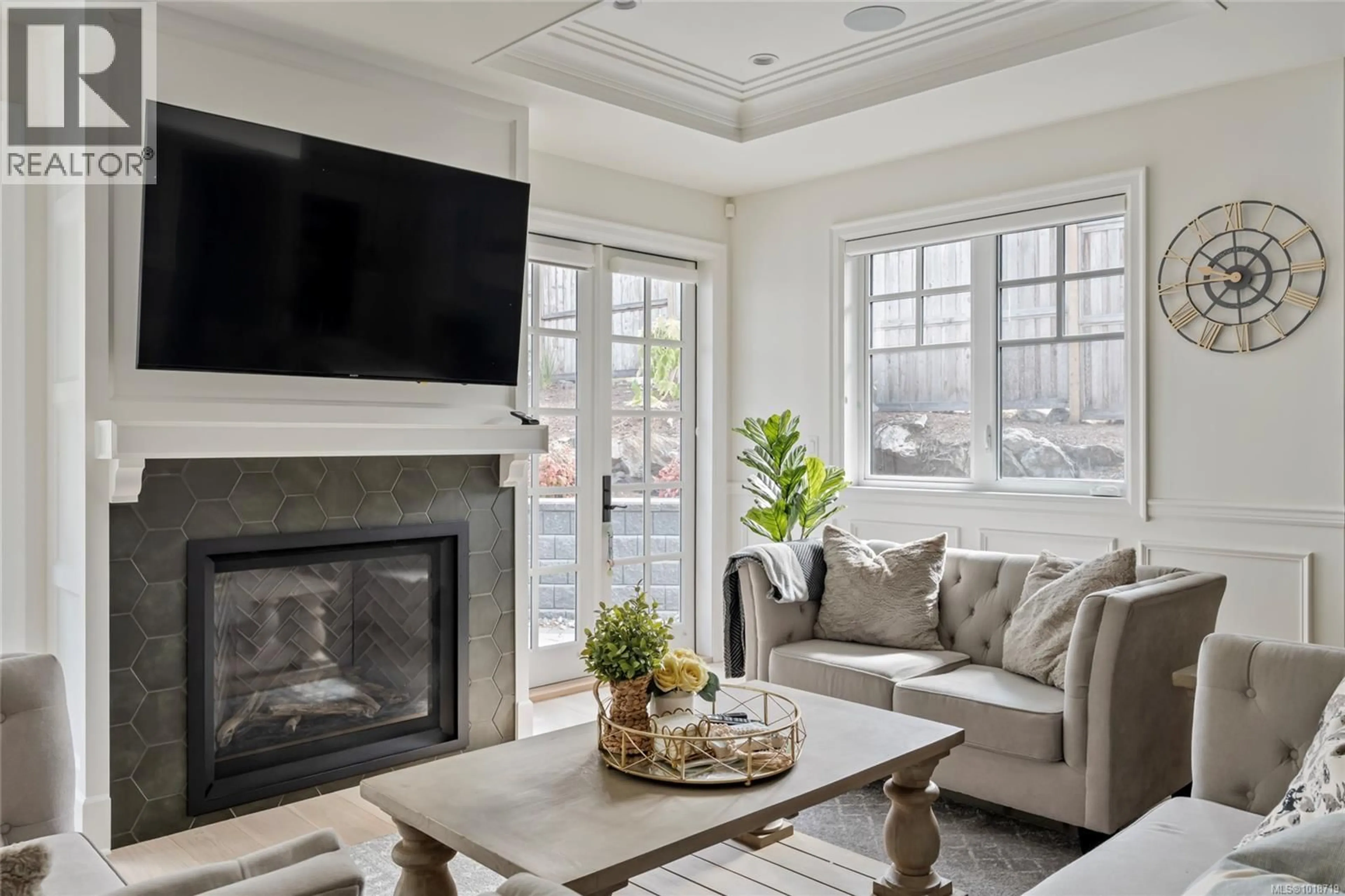 Living room with furniture, unknown for 4829 CORDOVA BAY ROAD, Saanich British Columbia V8Y2J8