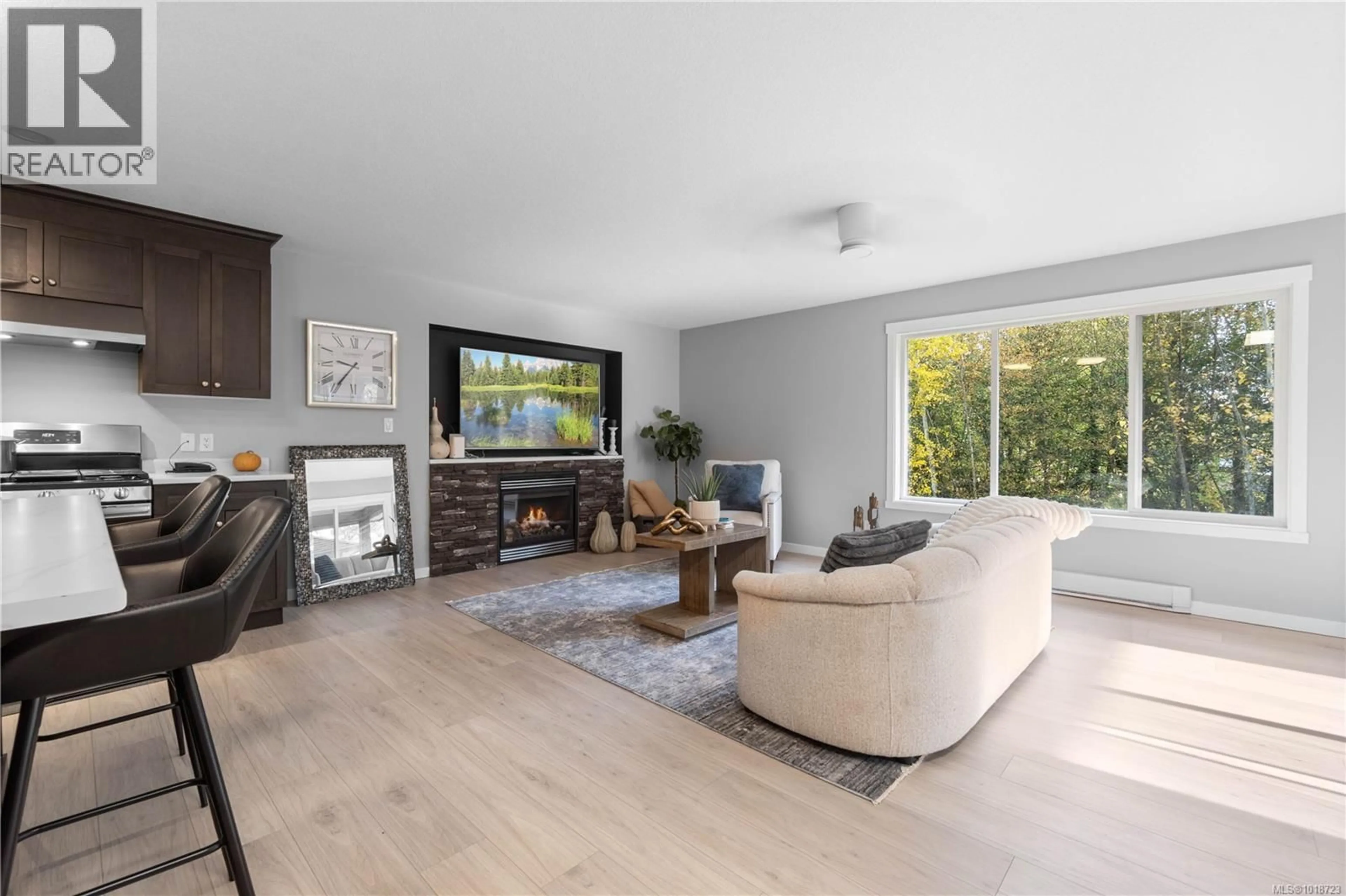 Living room with furniture, wood/laminate floor for 118 COWLING PLACE, Nanaimo British Columbia V9T6S7