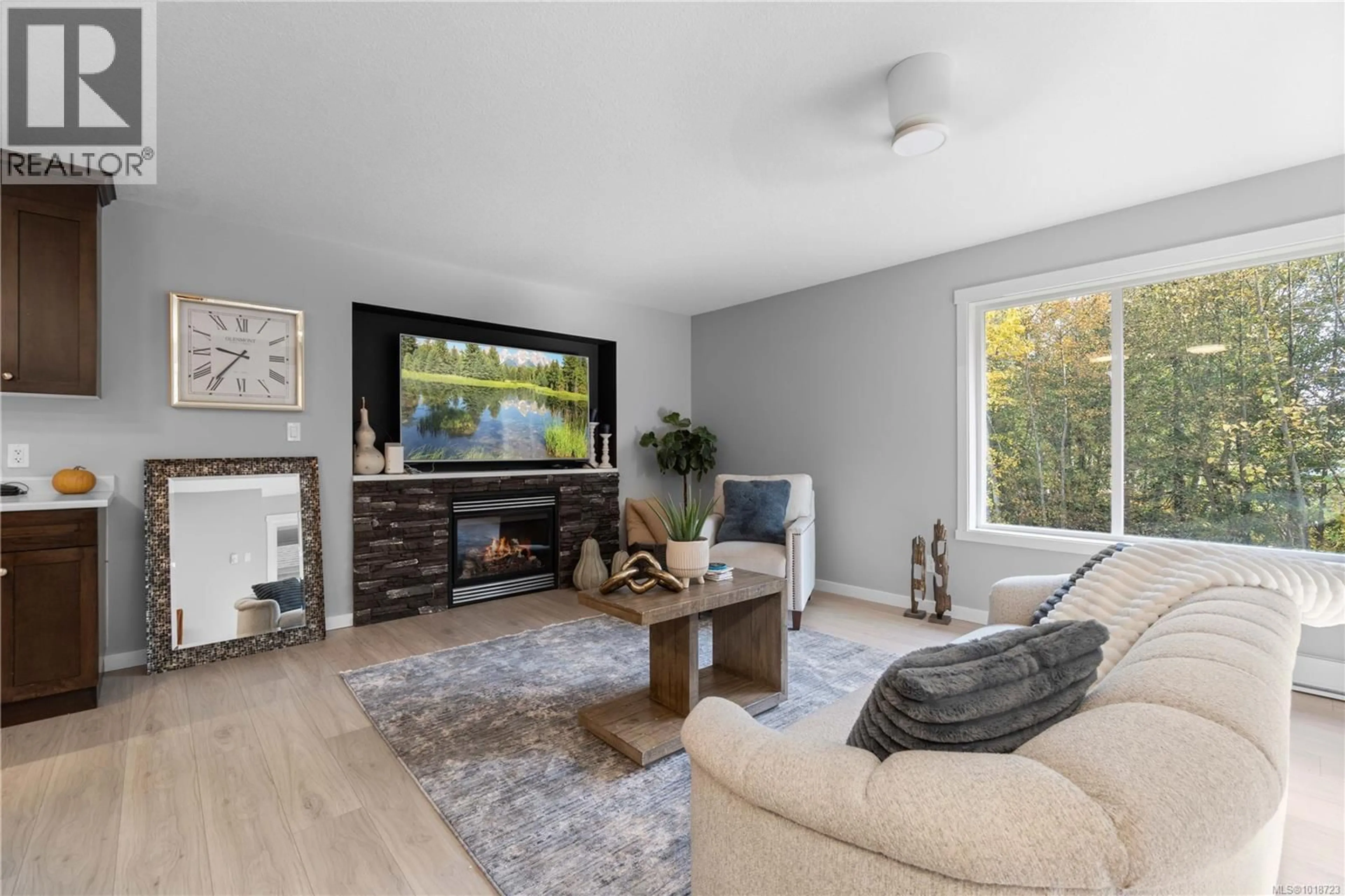 Living room with furniture, wood/laminate floor for 118 COWLING PLACE, Nanaimo British Columbia V9T6S7