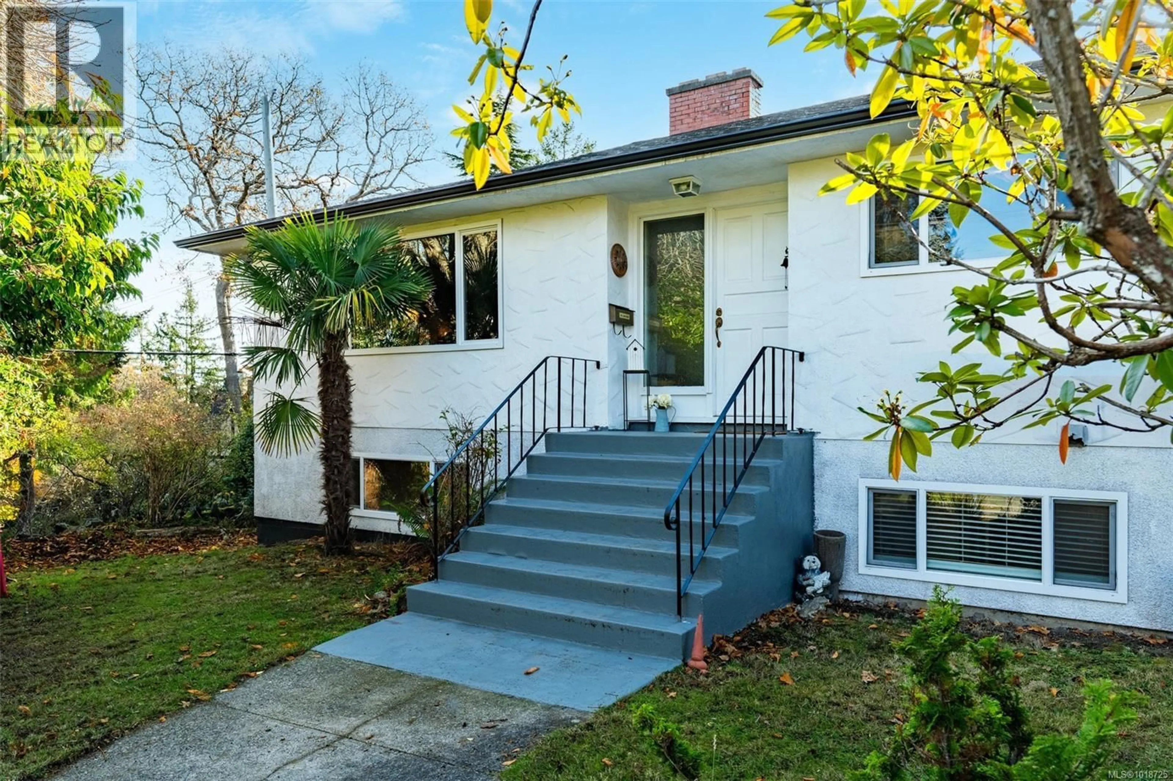 Home with vinyl exterior material, street for 1995 FAIRFIELD ROAD, Victoria British Columbia V8S1H5