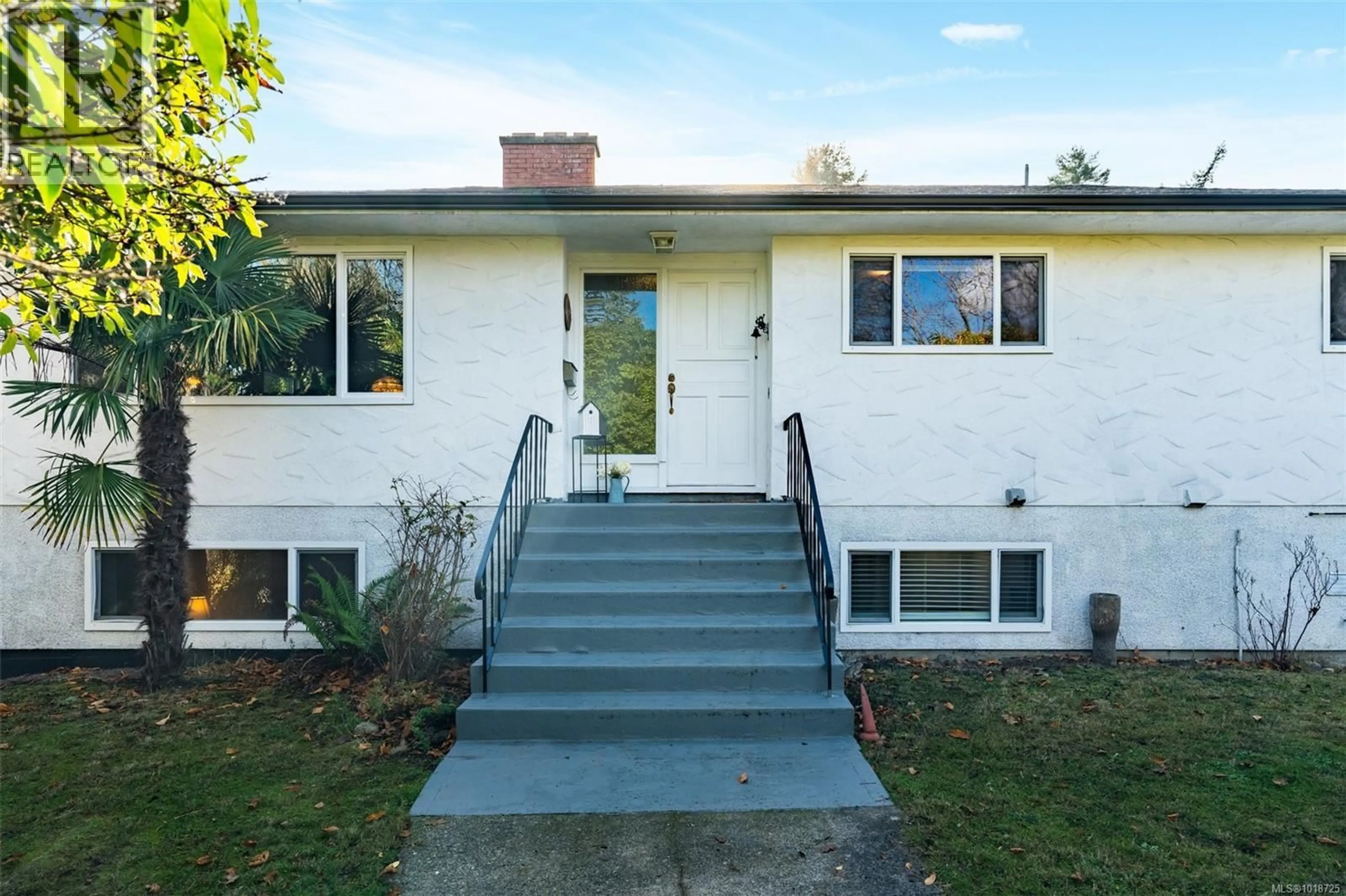 Home with vinyl exterior material, street for 1995 FAIRFIELD ROAD, Victoria British Columbia V8S1H5