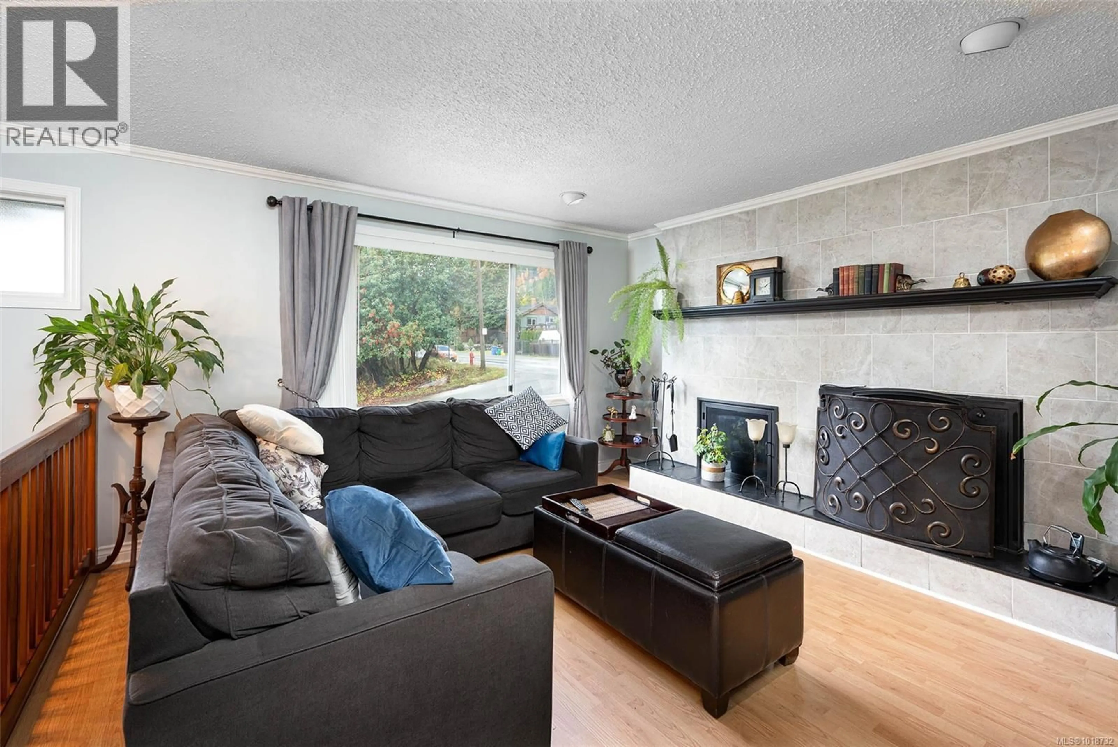 Living room with furniture, wood/laminate floor for 10654 YOUBOU ROAD, Youbou British Columbia V0R3E1