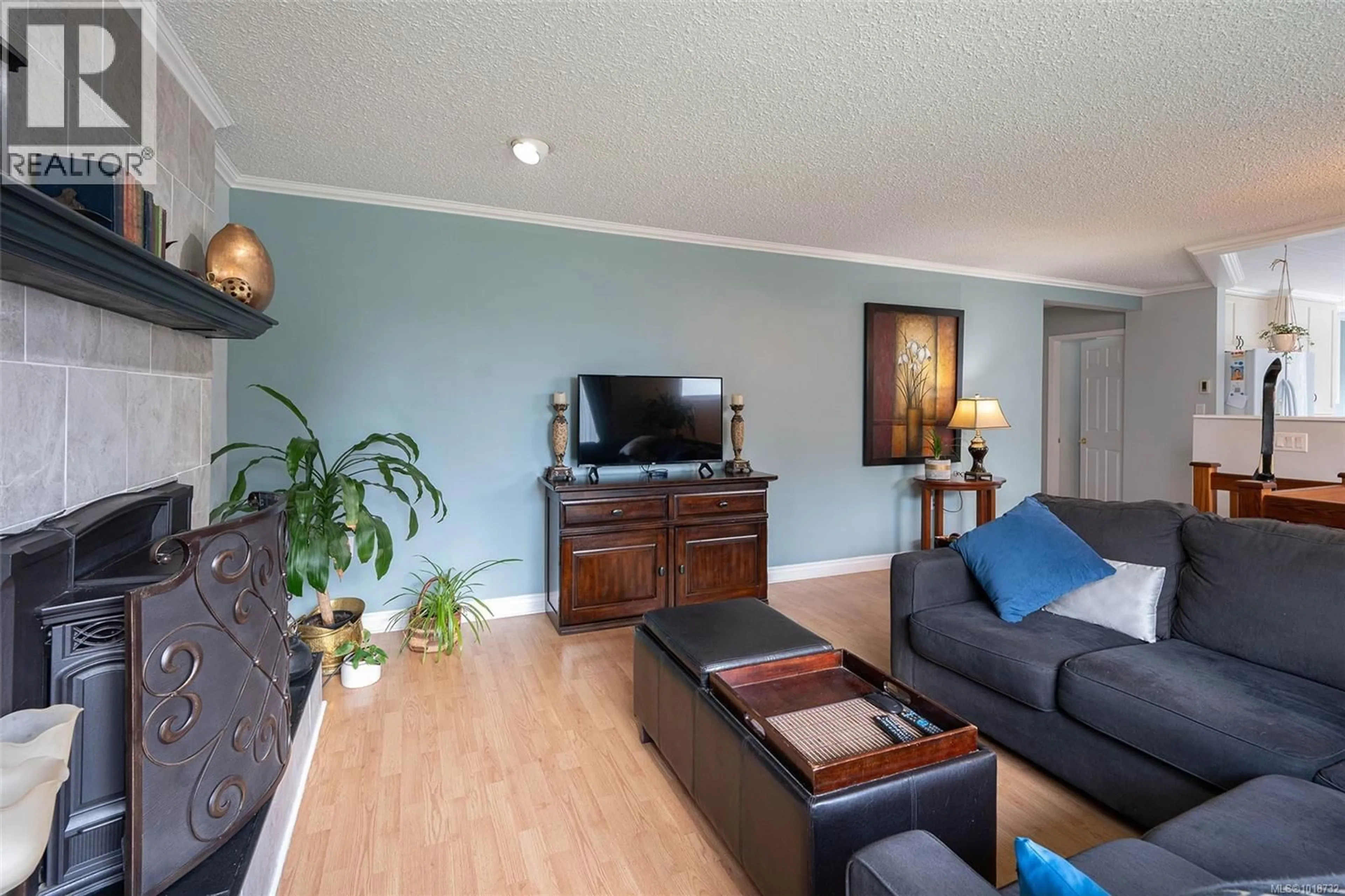 Living room with furniture, wood/laminate floor for 10654 YOUBOU ROAD, Youbou British Columbia V0R3E1
