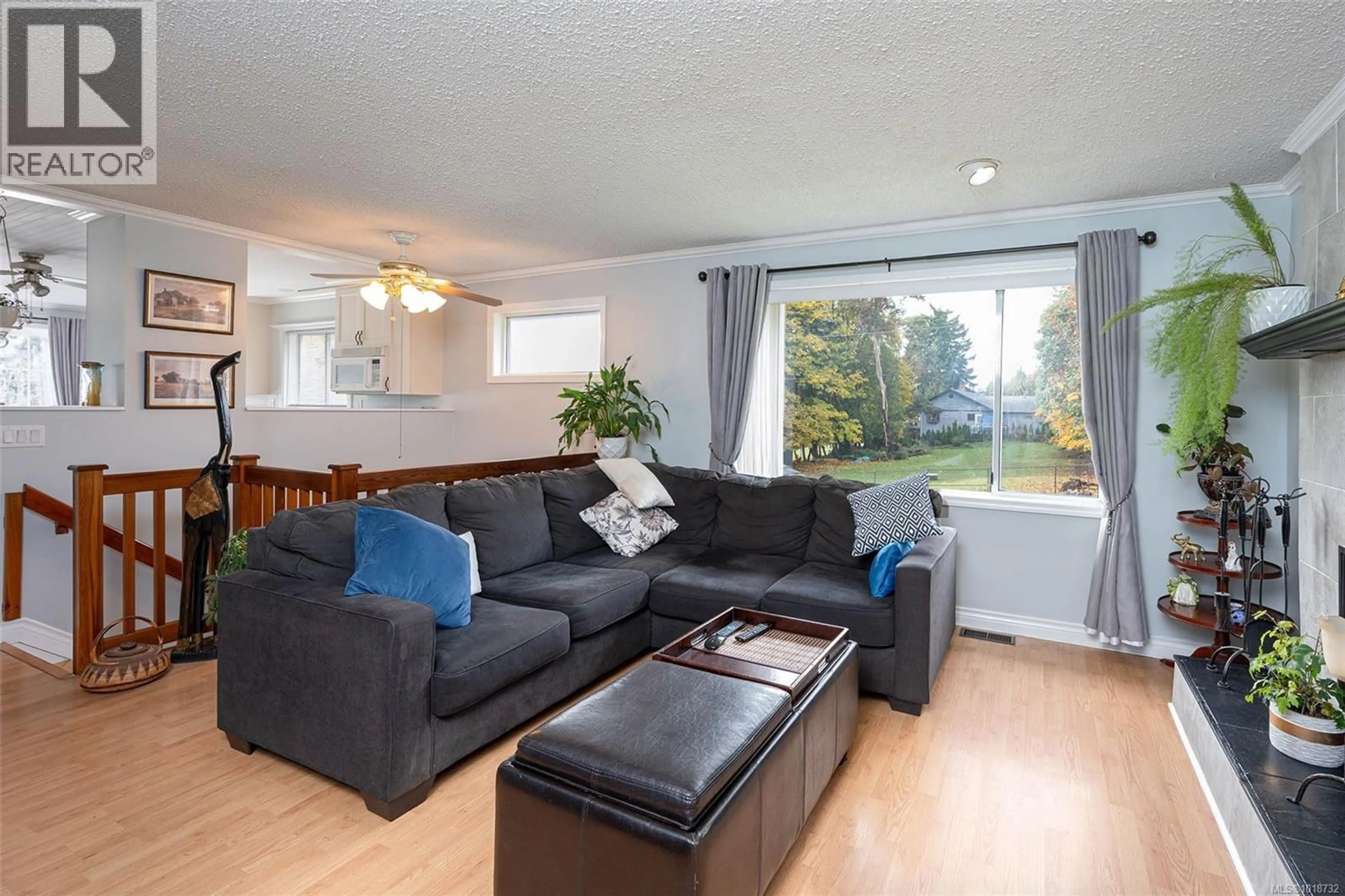 Living room with furniture, wood/laminate floor for 10654 YOUBOU ROAD, Youbou British Columbia V0R3E1