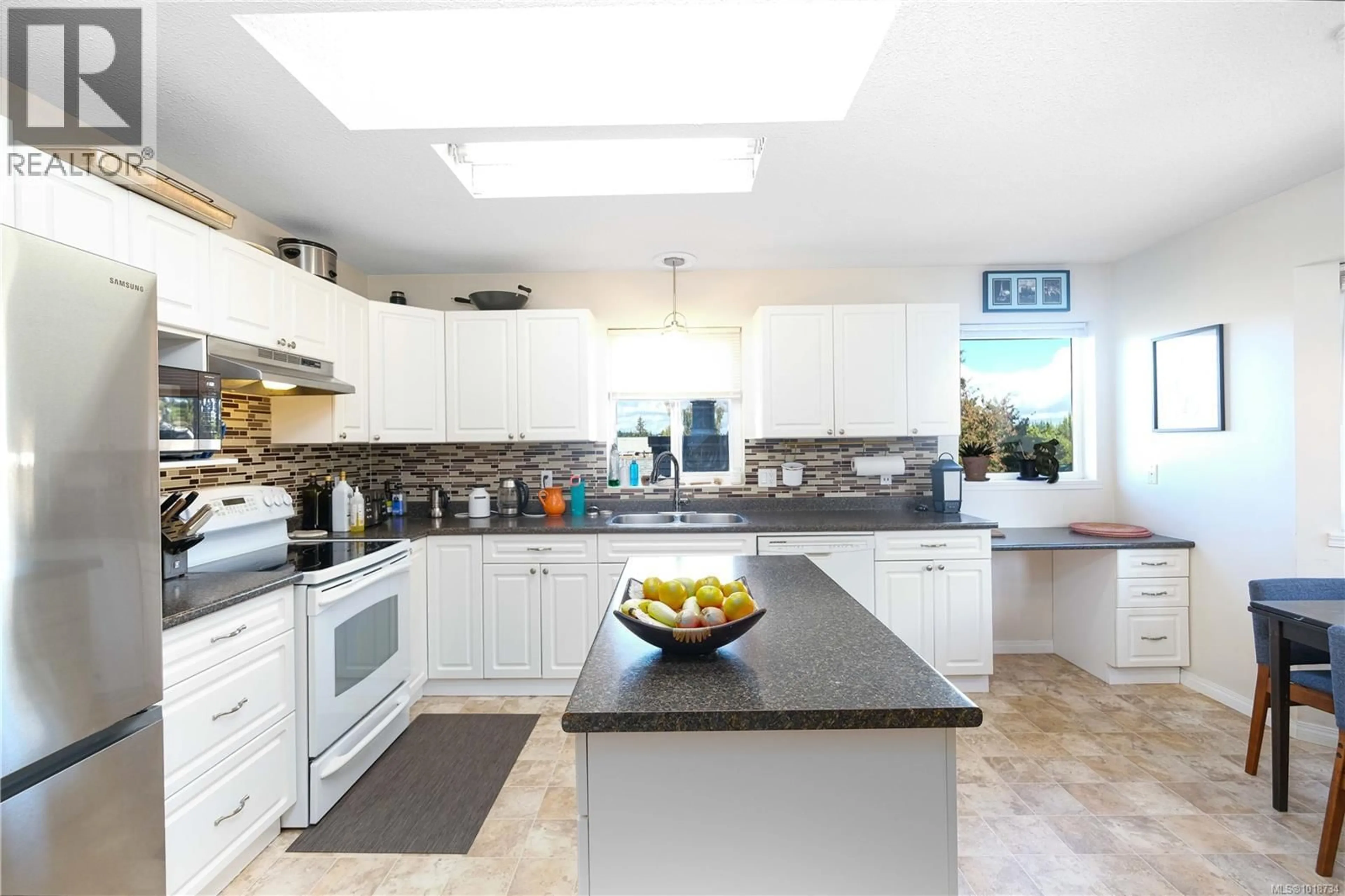 Open concept kitchen, ceramic/tile floor for 2741 FAIRMILE ROAD, Campbell River British Columbia V9W7L6