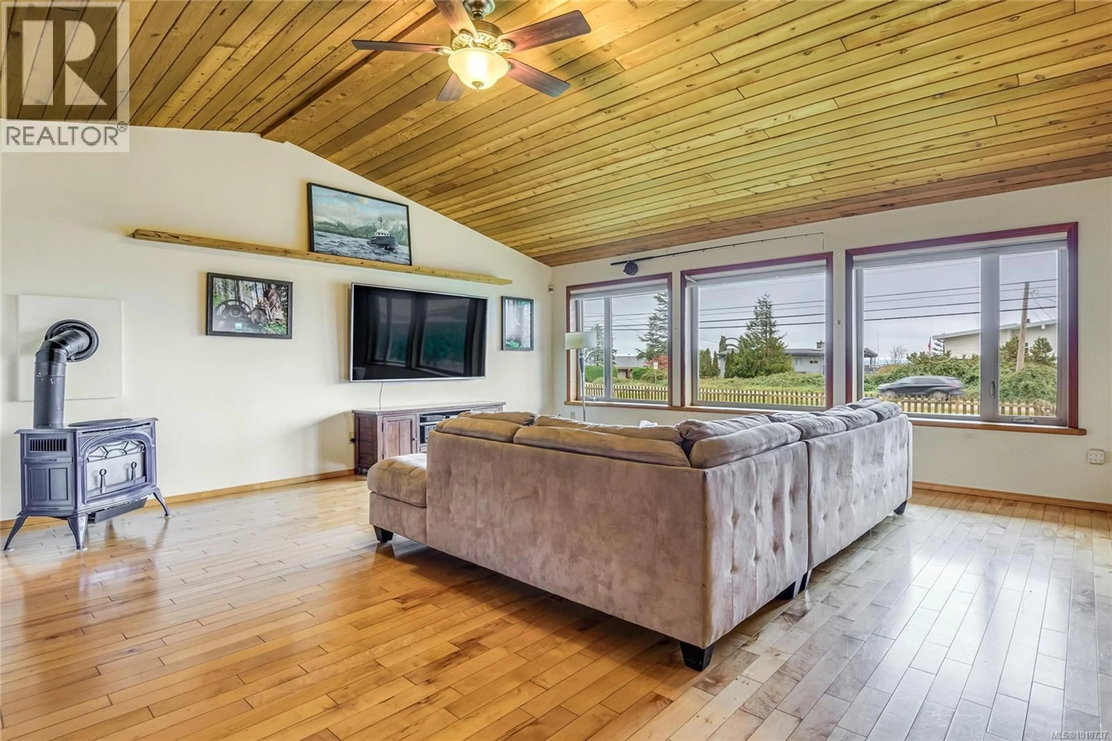 Living room with furniture, wood/laminate floor for 3910 ISLAND HIGHWAY, Campbell River British Columbia V9H1M1