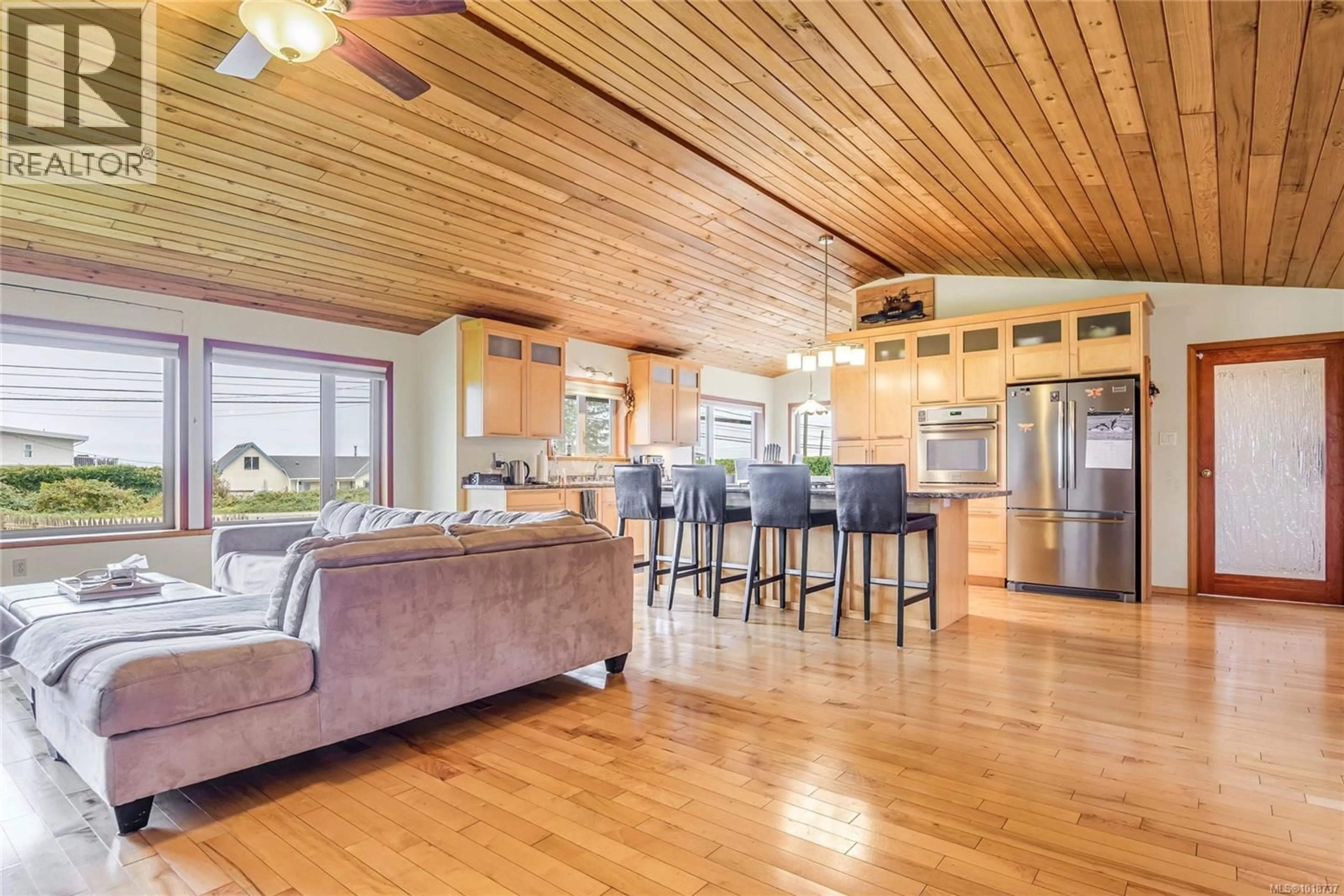 Open concept kitchen, wood/laminate floor for 3910 ISLAND HIGHWAY, Campbell River British Columbia V9H1M1