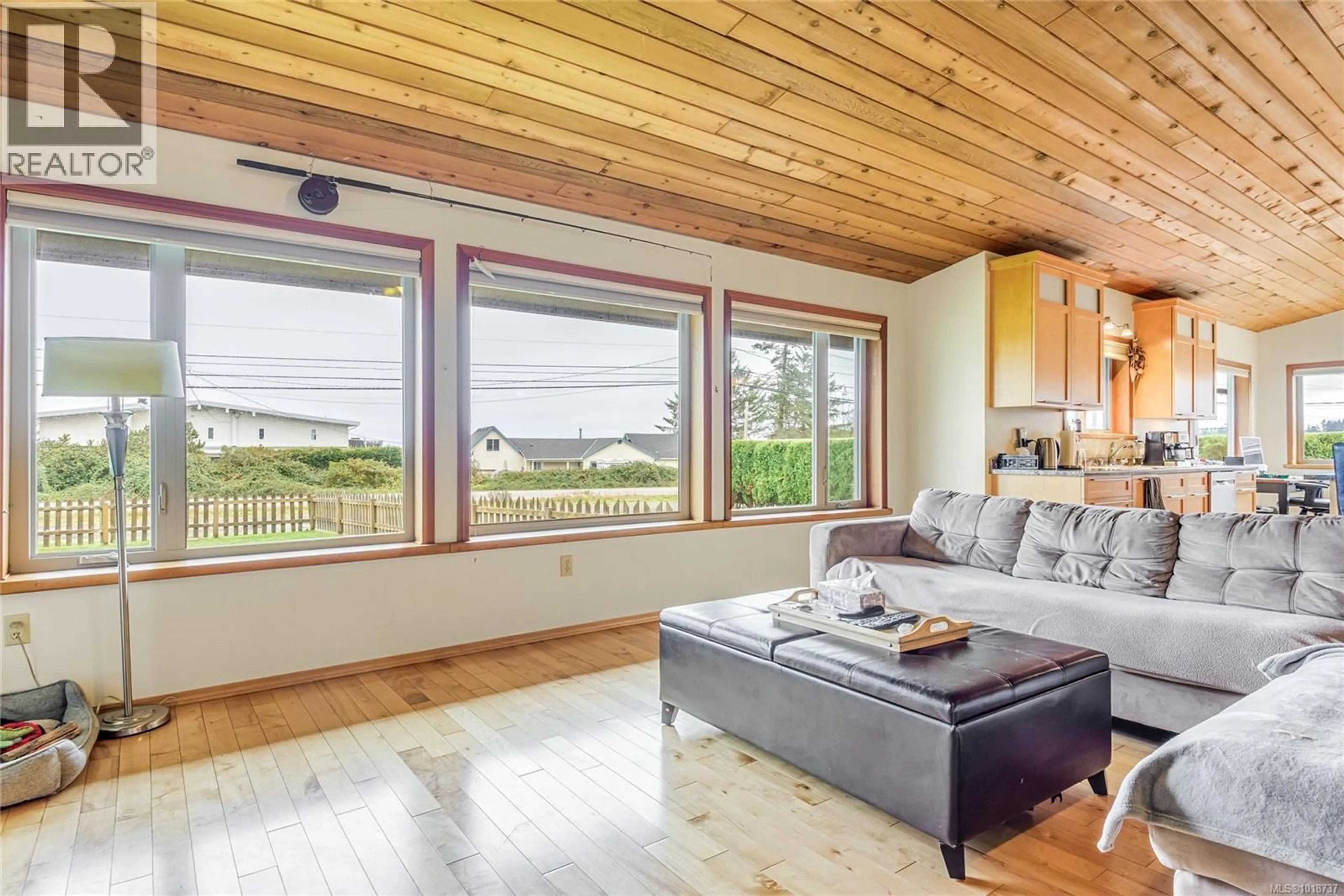 Living room with furniture, wood/laminate floor for 3910 ISLAND HIGHWAY, Campbell River British Columbia V9H1M1
