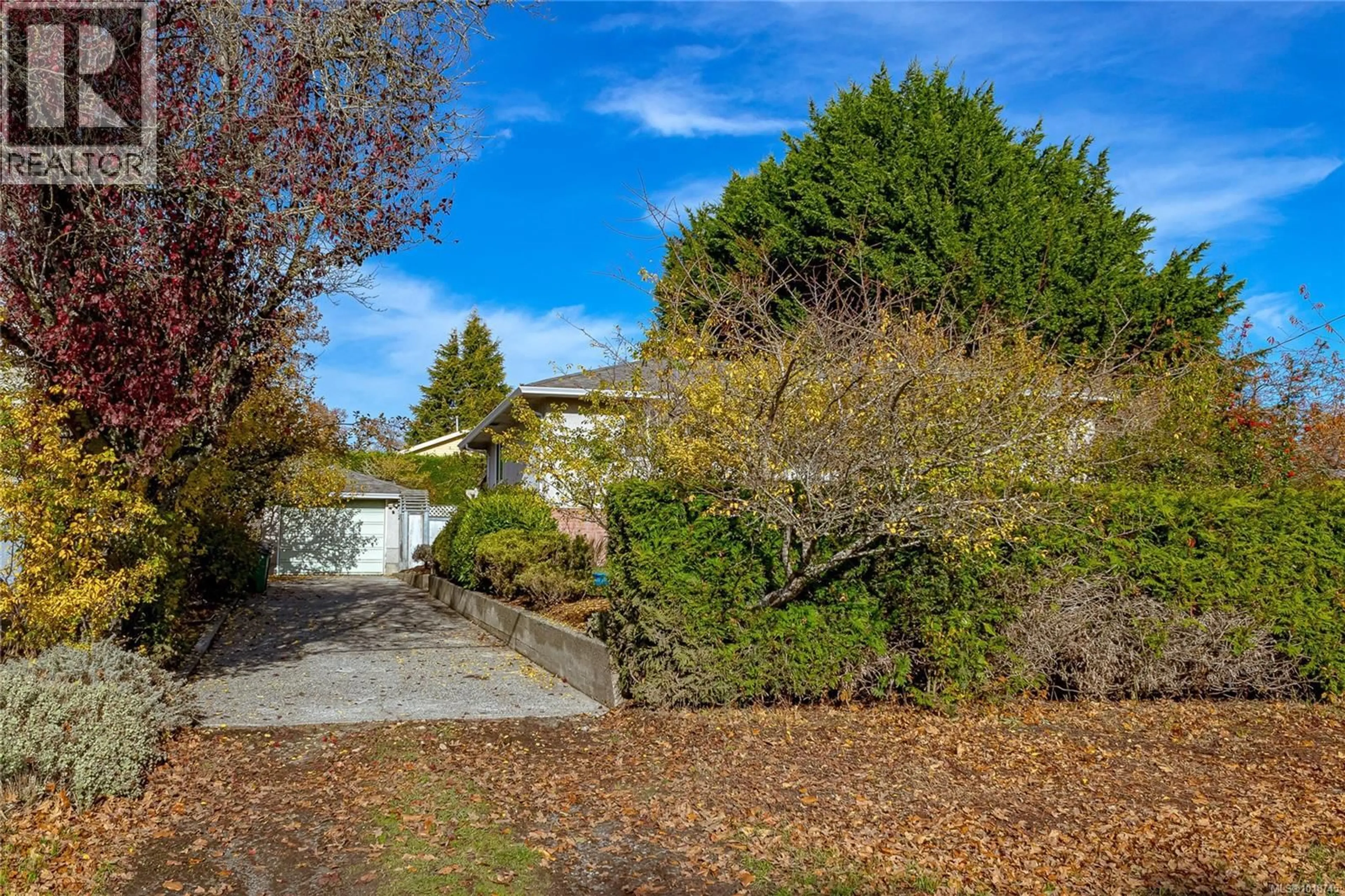 A pic from outside/outdoor area/front of a property/back of a property/a pic from drone, unknown for 870 BECKWITH AVENUE, Saanich British Columbia V8X3S4