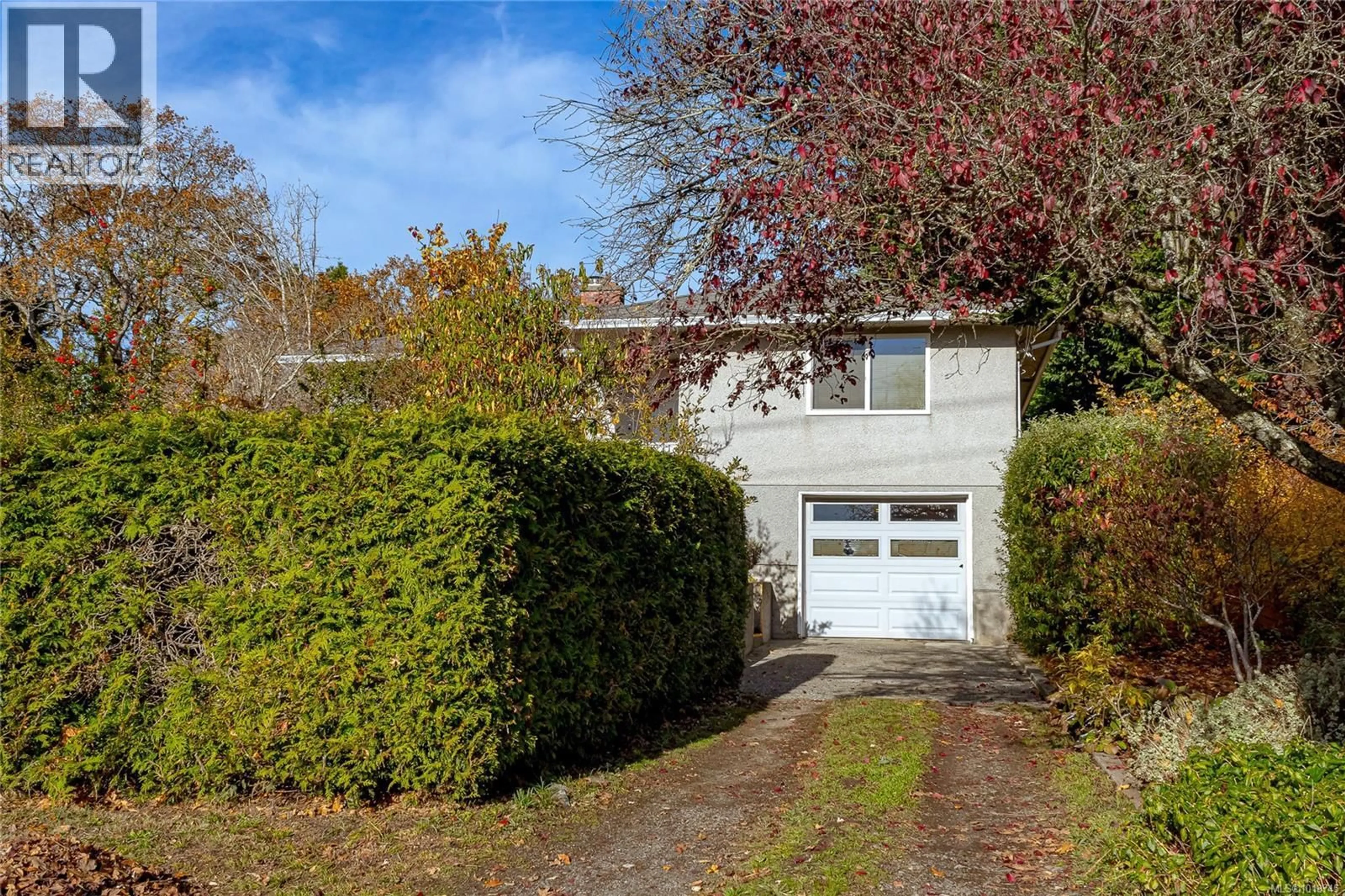 A pic from outside/outdoor area/front of a property/back of a property/a pic from drone, street for 870 BECKWITH AVENUE, Saanich British Columbia V8X3S4