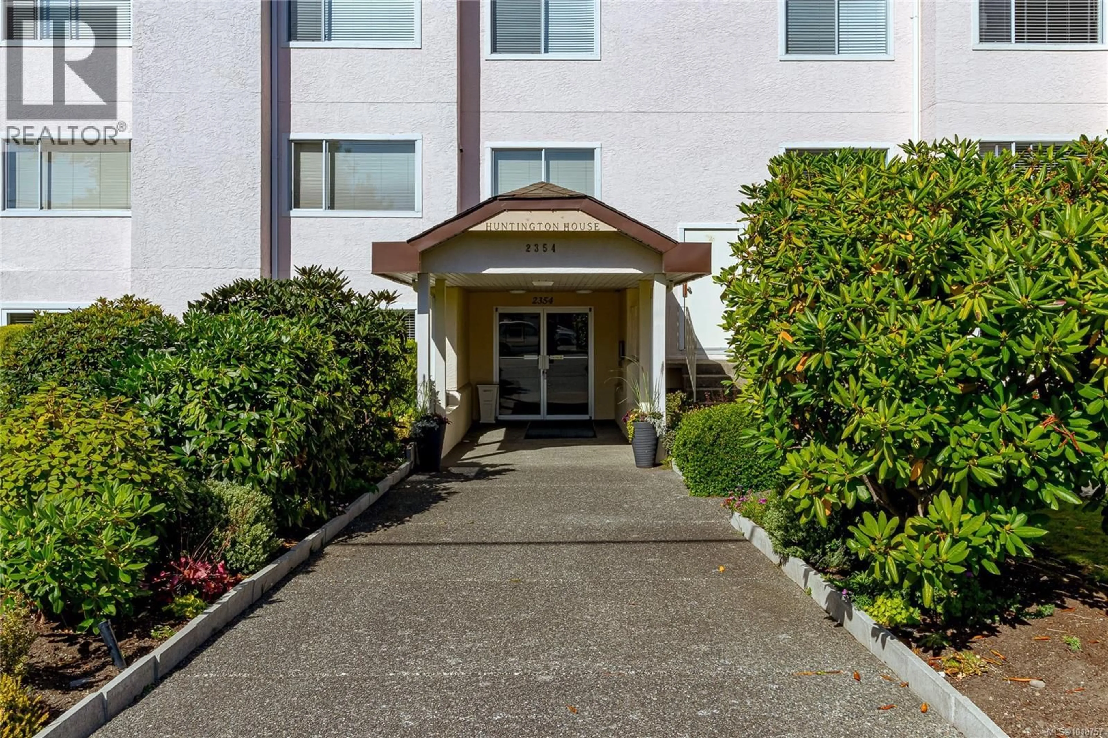 Indoor foyer for 401 - 2354 BRETHOUR AVENUE, Sidney British Columbia V8L2A5
