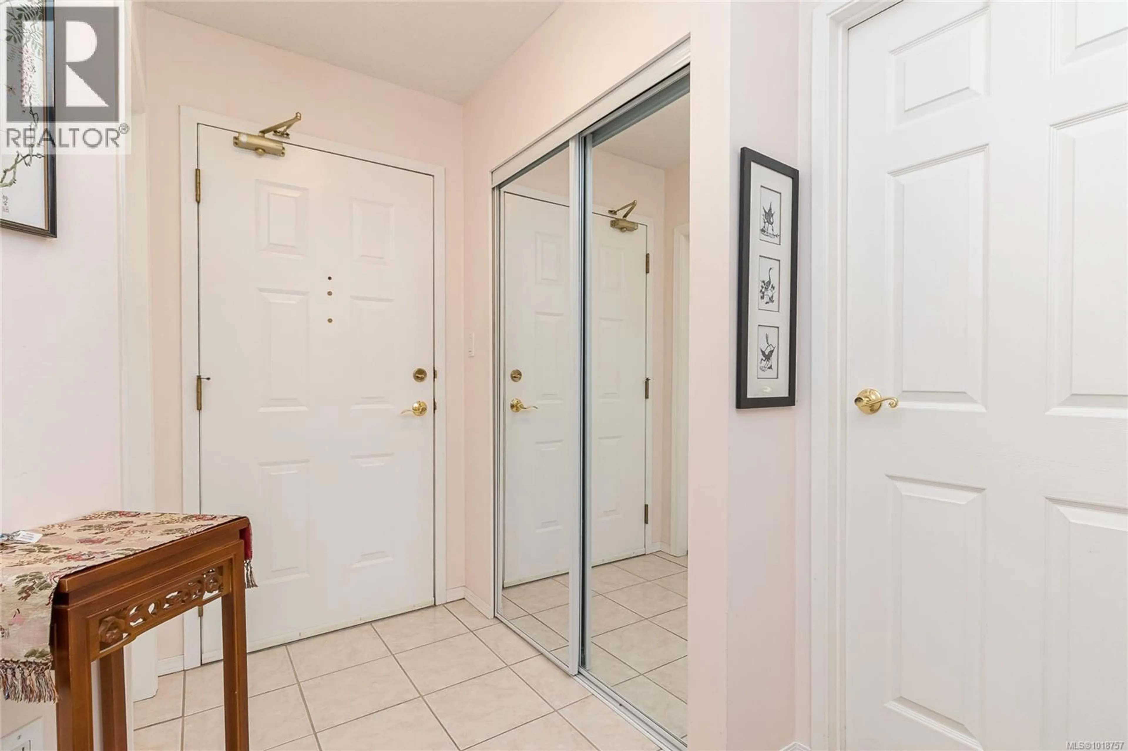 Indoor entryway for 401 - 2354 BRETHOUR AVENUE, Sidney British Columbia V8L2A5