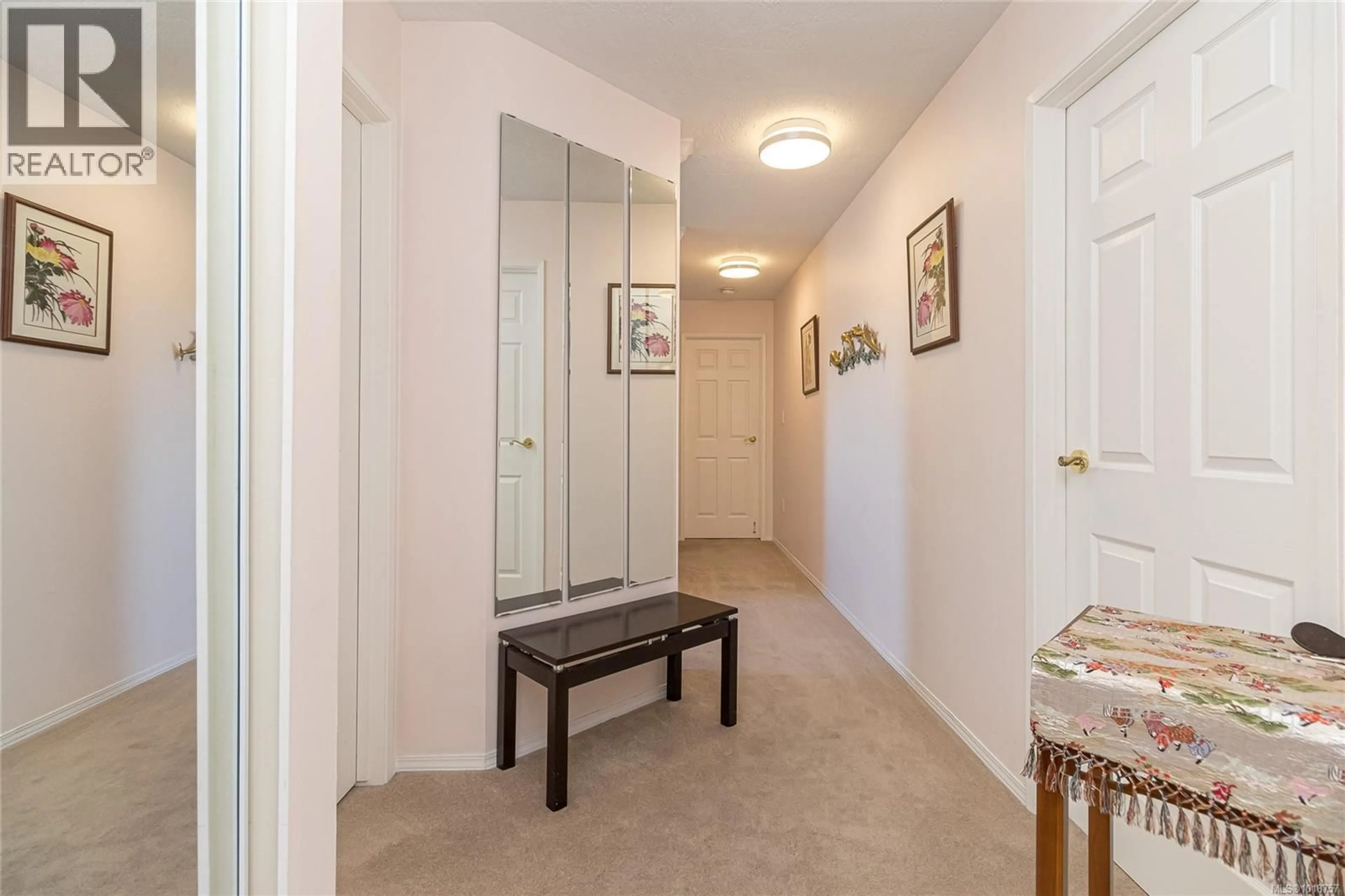 Indoor entryway for 401 - 2354 BRETHOUR AVENUE, Sidney British Columbia V8L2A5