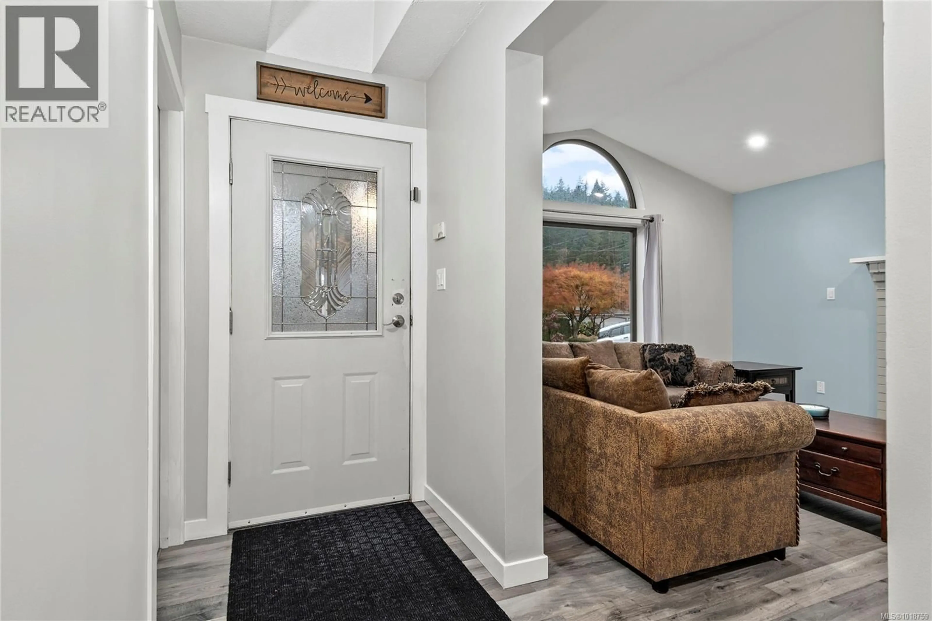 Indoor entryway for 876 SPRINGBOK ROAD, Campbell River British Columbia V9R7M3