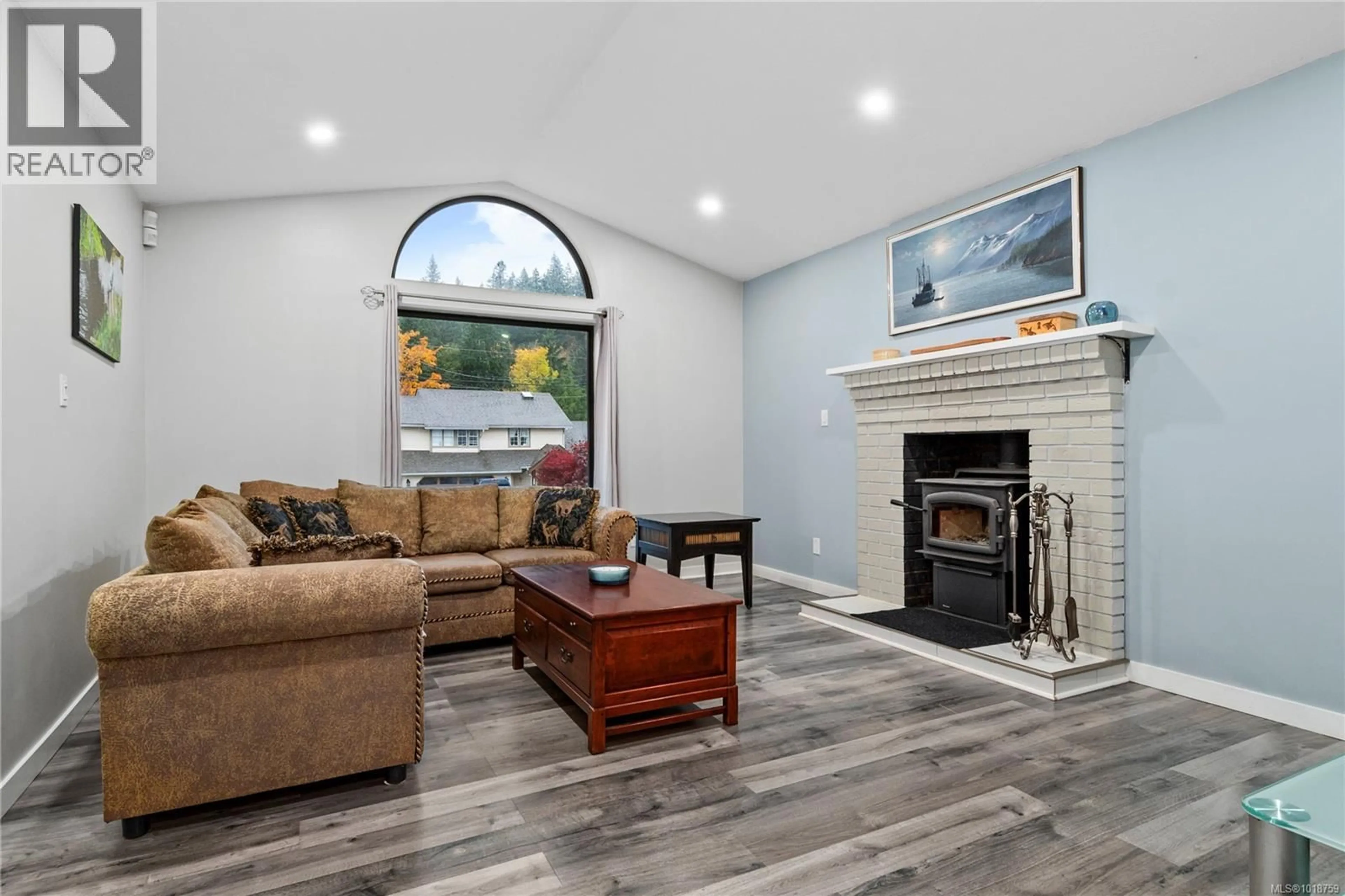 Living room with furniture, unknown for 876 SPRINGBOK ROAD, Campbell River British Columbia V9R7M3