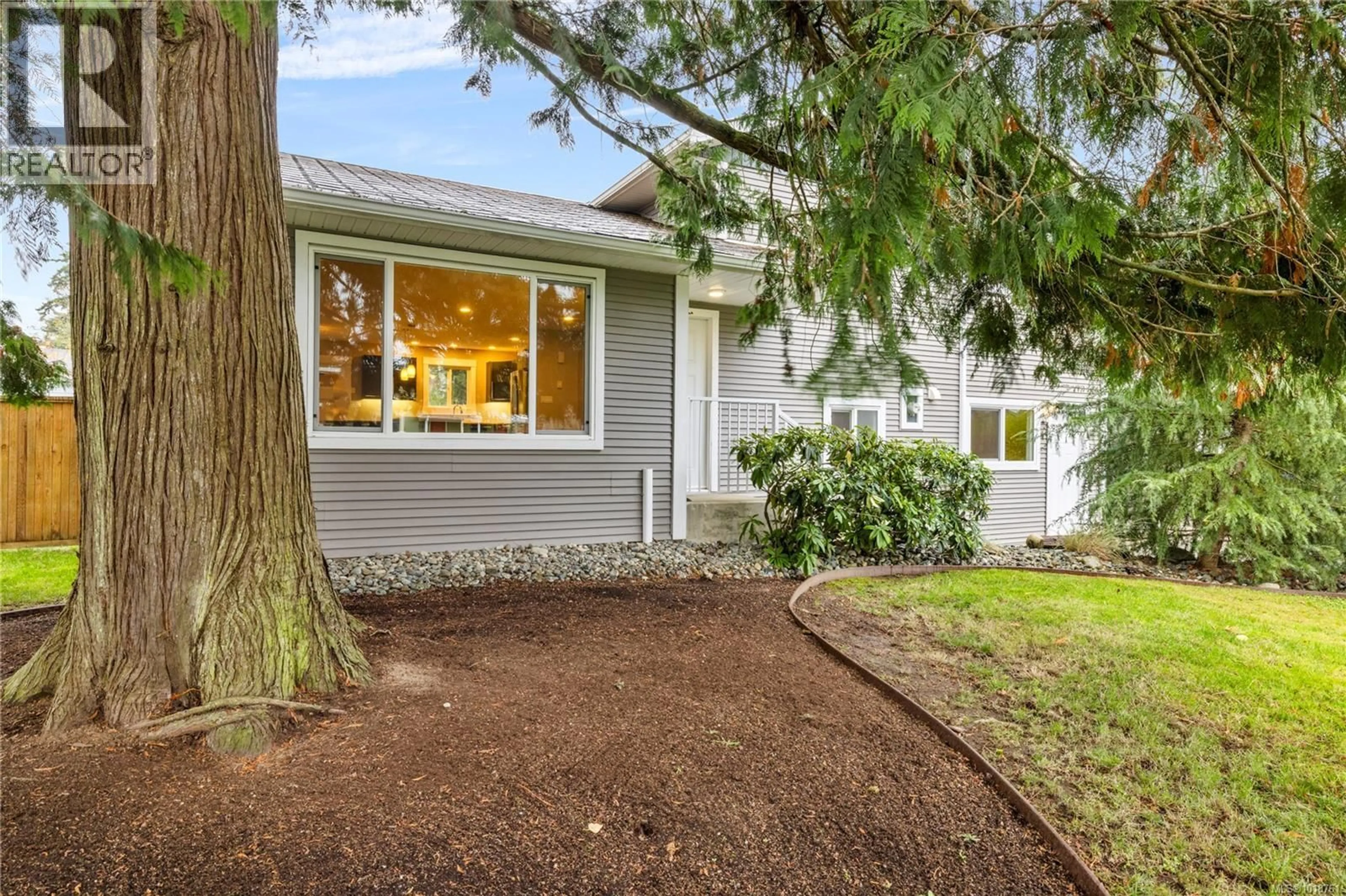 Home with vinyl exterior material, street for 642 FORSYTH AVENUE, Parksville British Columbia V9P1G6