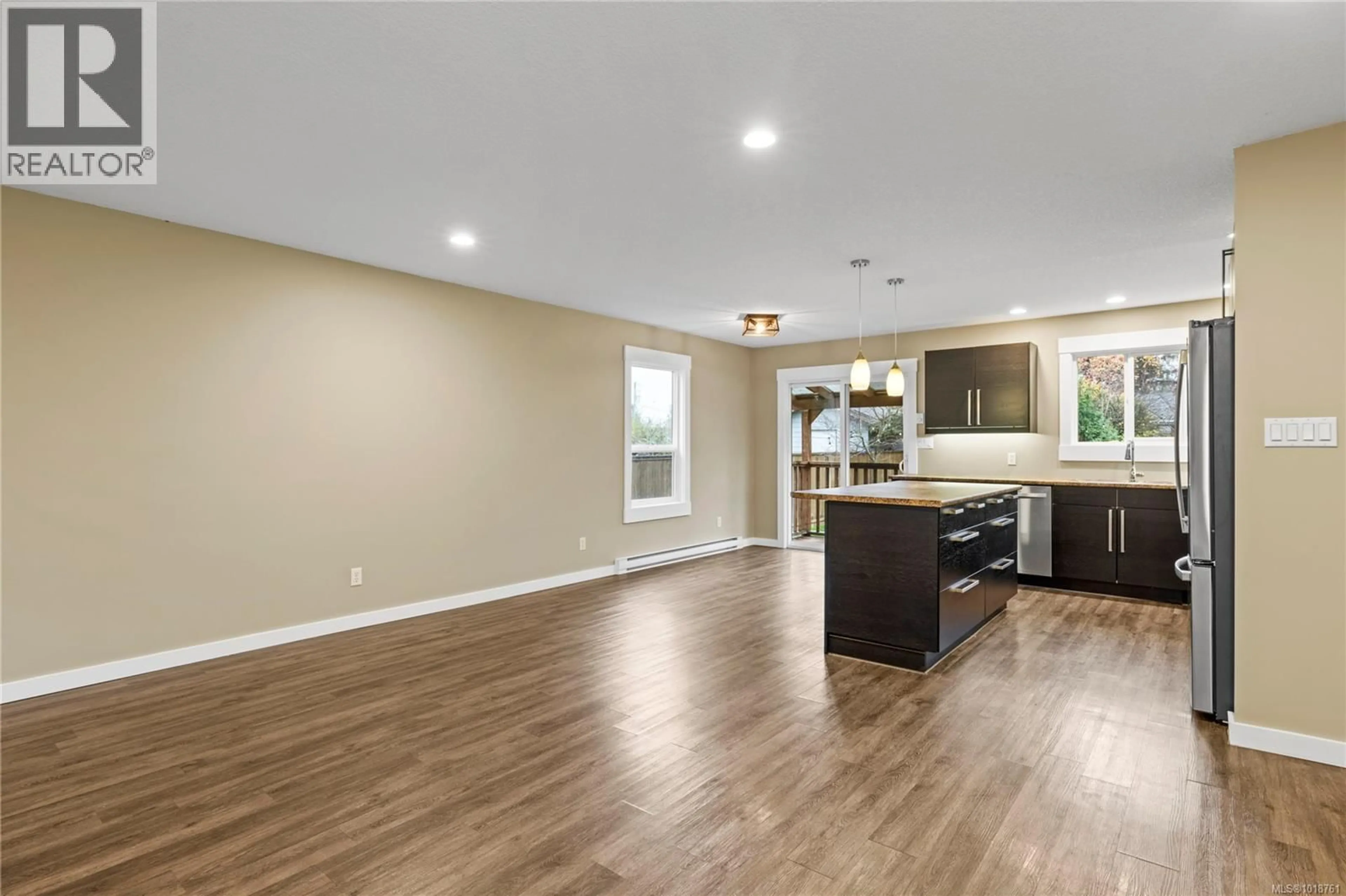 Open concept kitchen, wood/laminate floor for 642 FORSYTH AVENUE, Parksville British Columbia V9P1G6