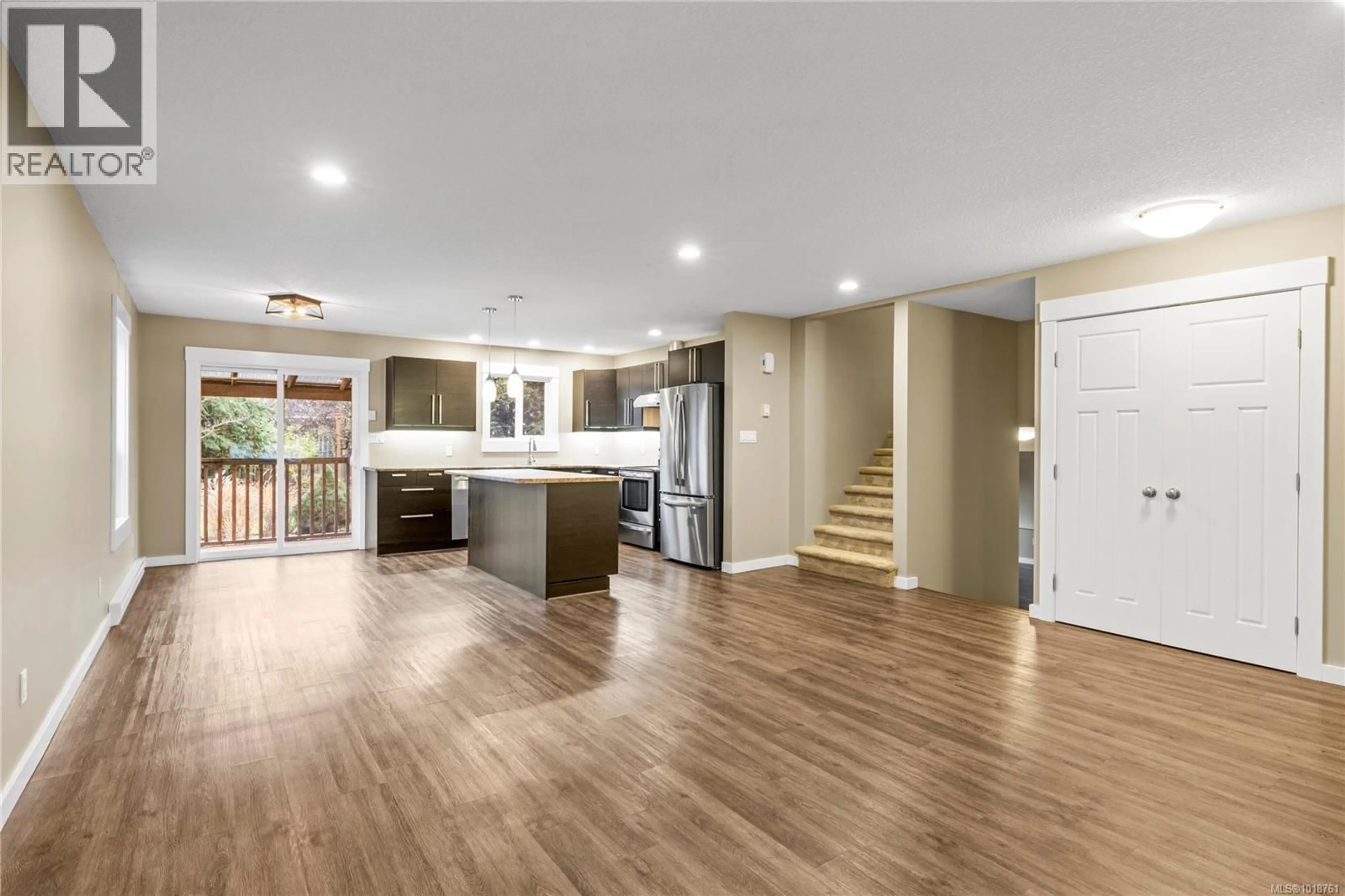 Open concept kitchen, wood/laminate floor for 642 FORSYTH AVENUE, Parksville British Columbia V9P1G6